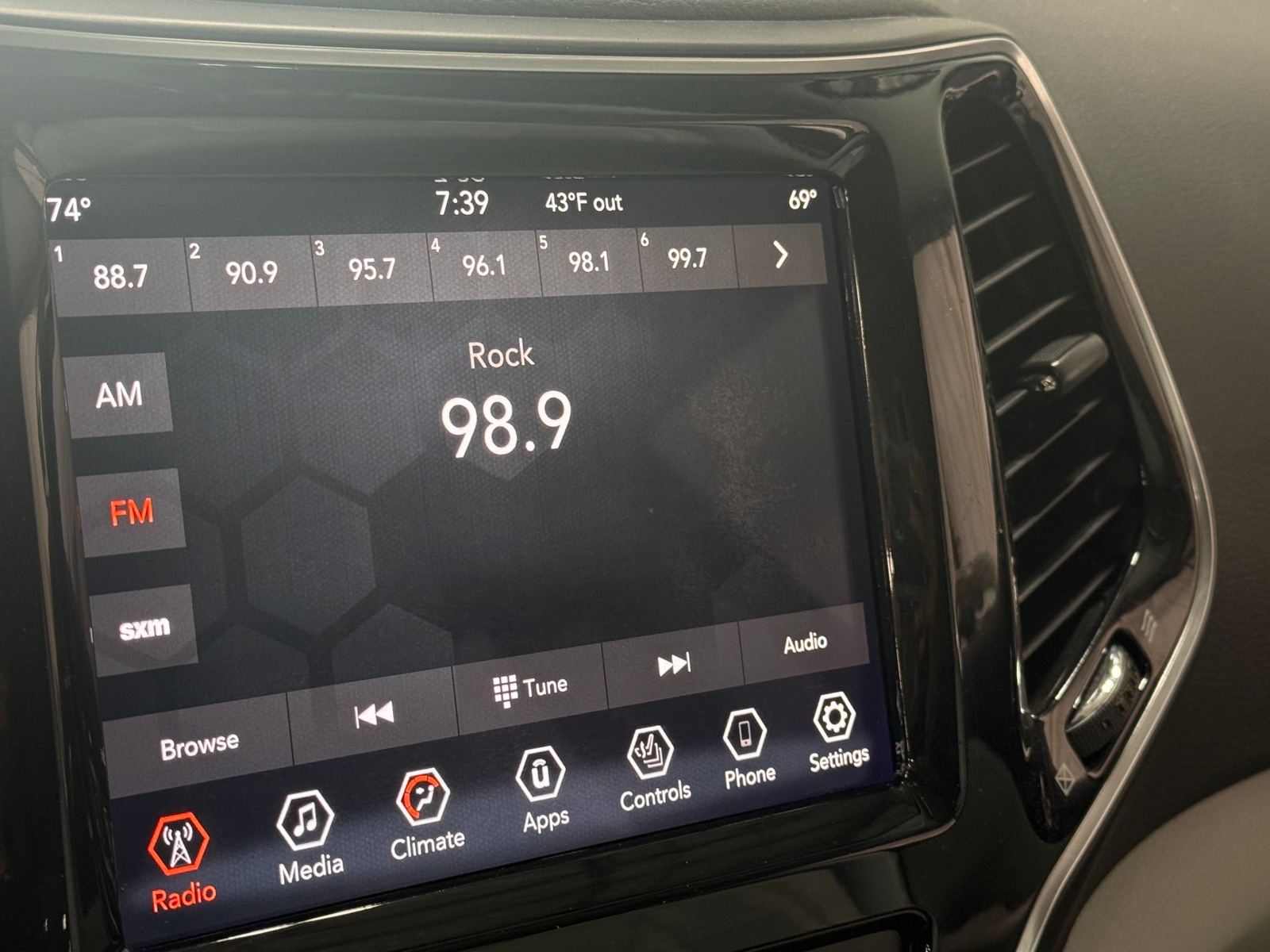 Thumbnail: 2019 Jeep Cherokee - 3