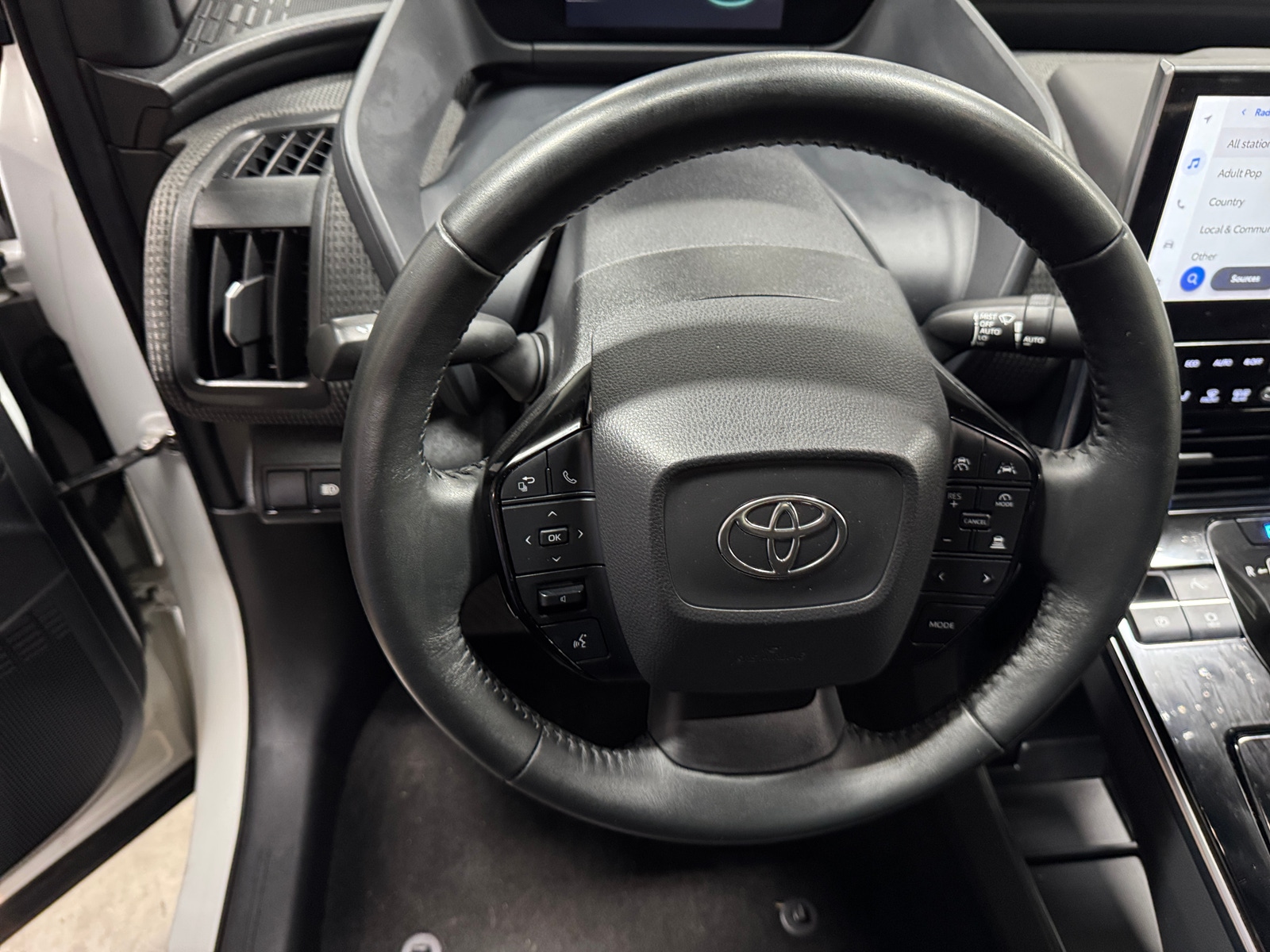 Thumbnail: 2023 Toyota bZ4X - 4