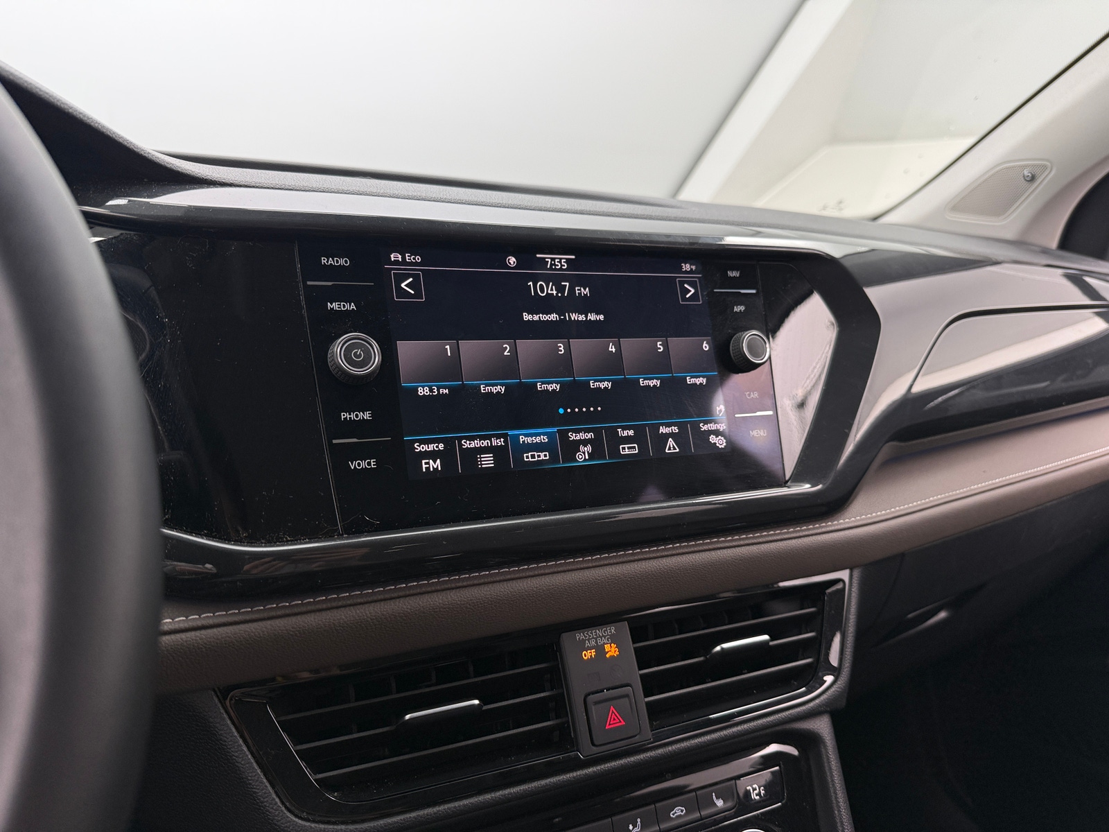 Thumbnail: 2022 Volkswagen Taos - 3