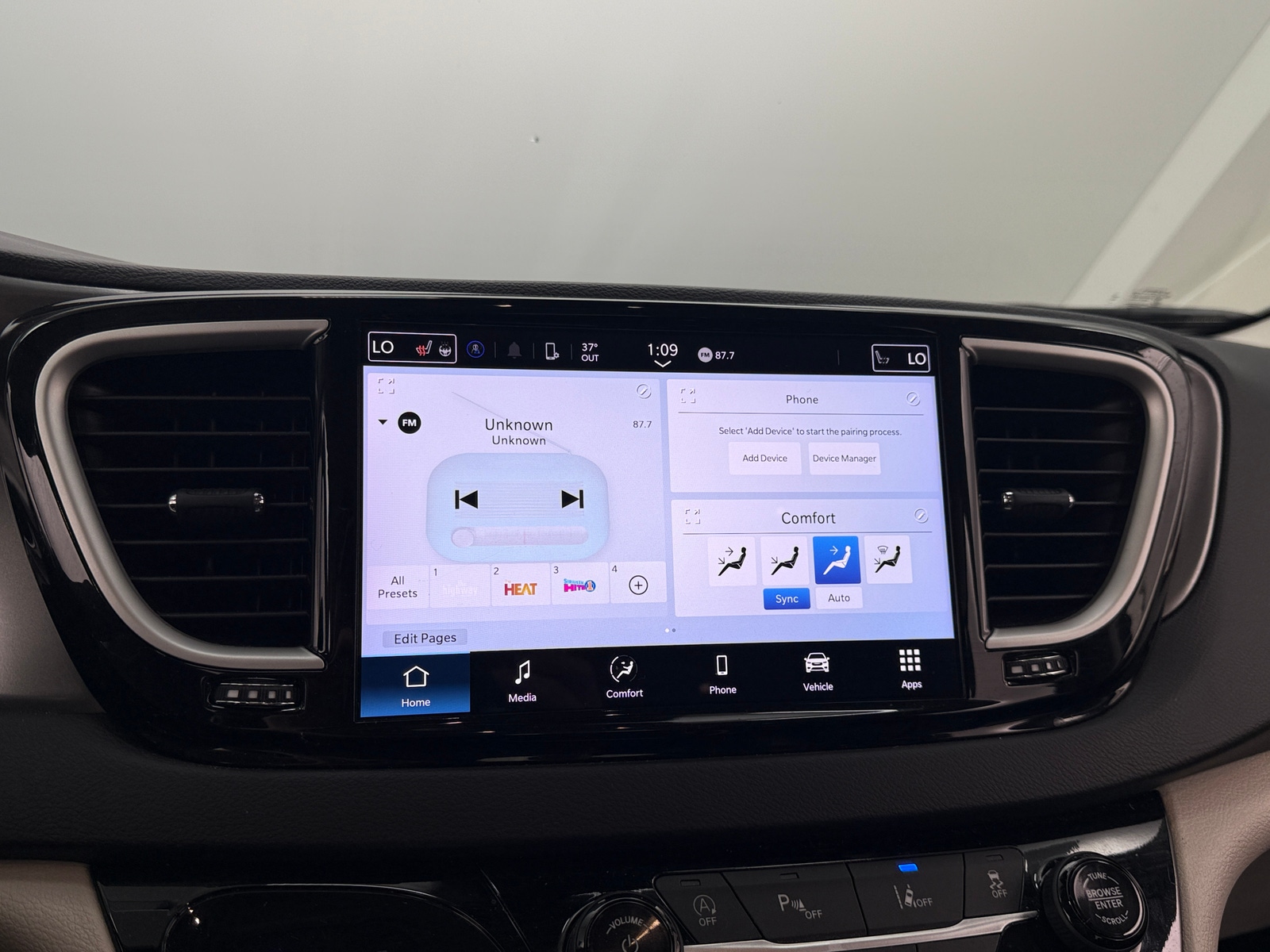 Thumbnail: 2024 Chrysler Pacifica - 3