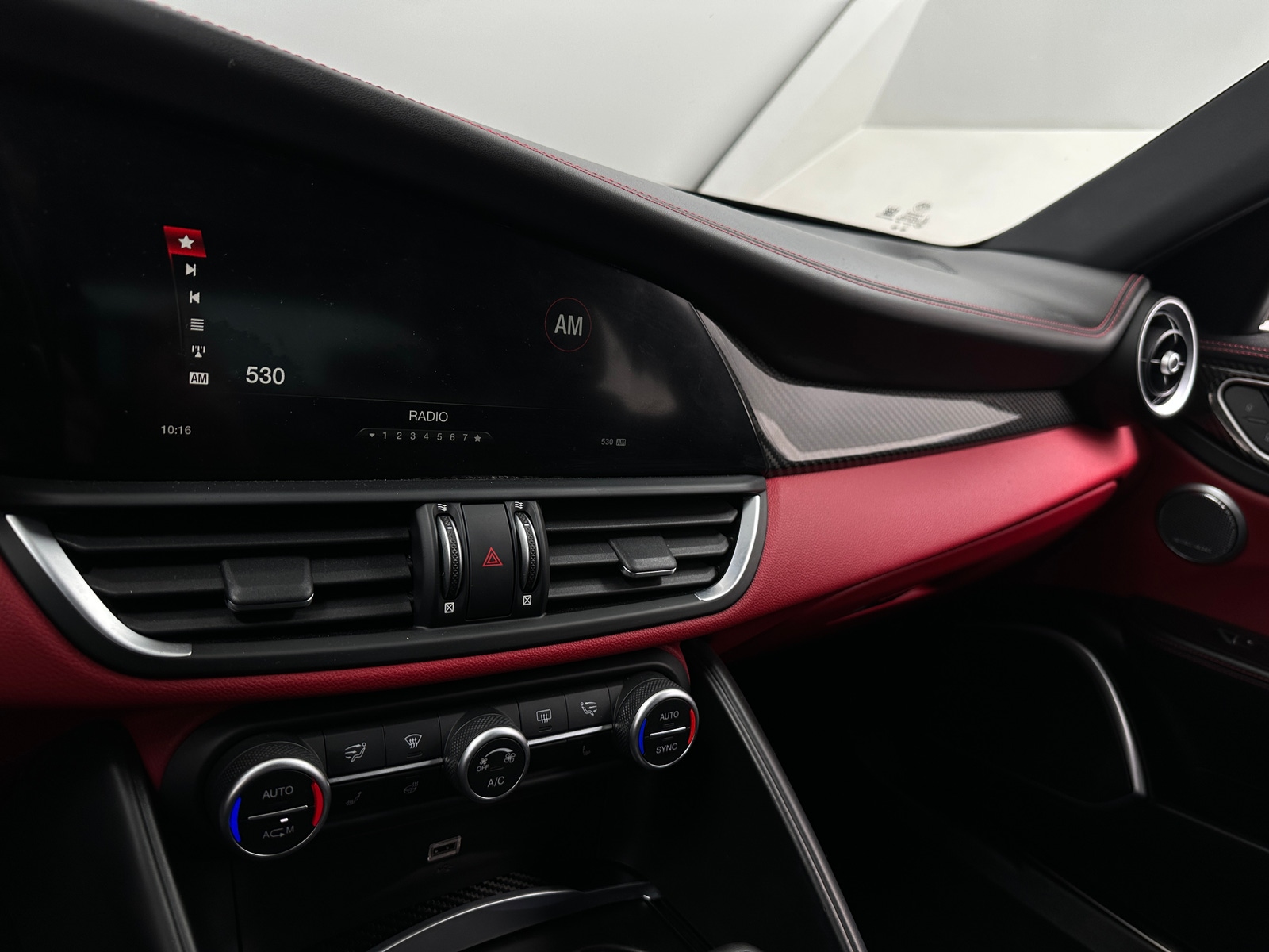 Thumbnail: 2018 Alfa Romeo Giulia - 3