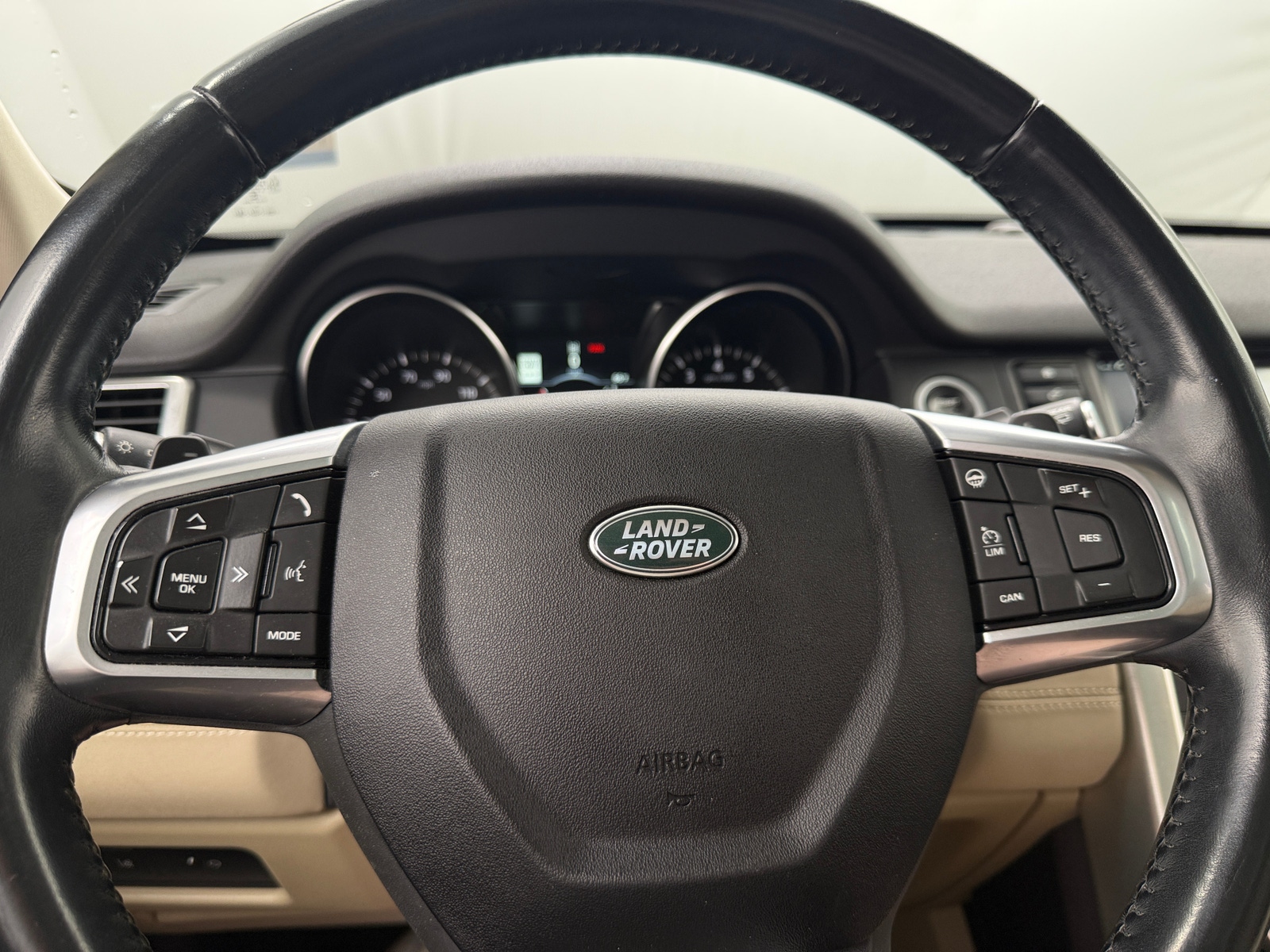 Thumbnail: 2017 Land Rover Discovery Sport - 4