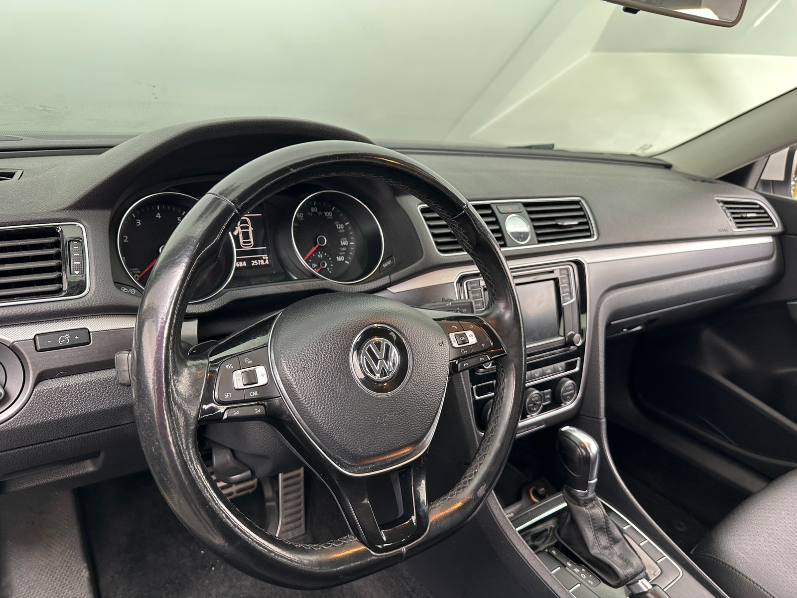 Thumbnail: 2017 Volkswagen Passat - 4