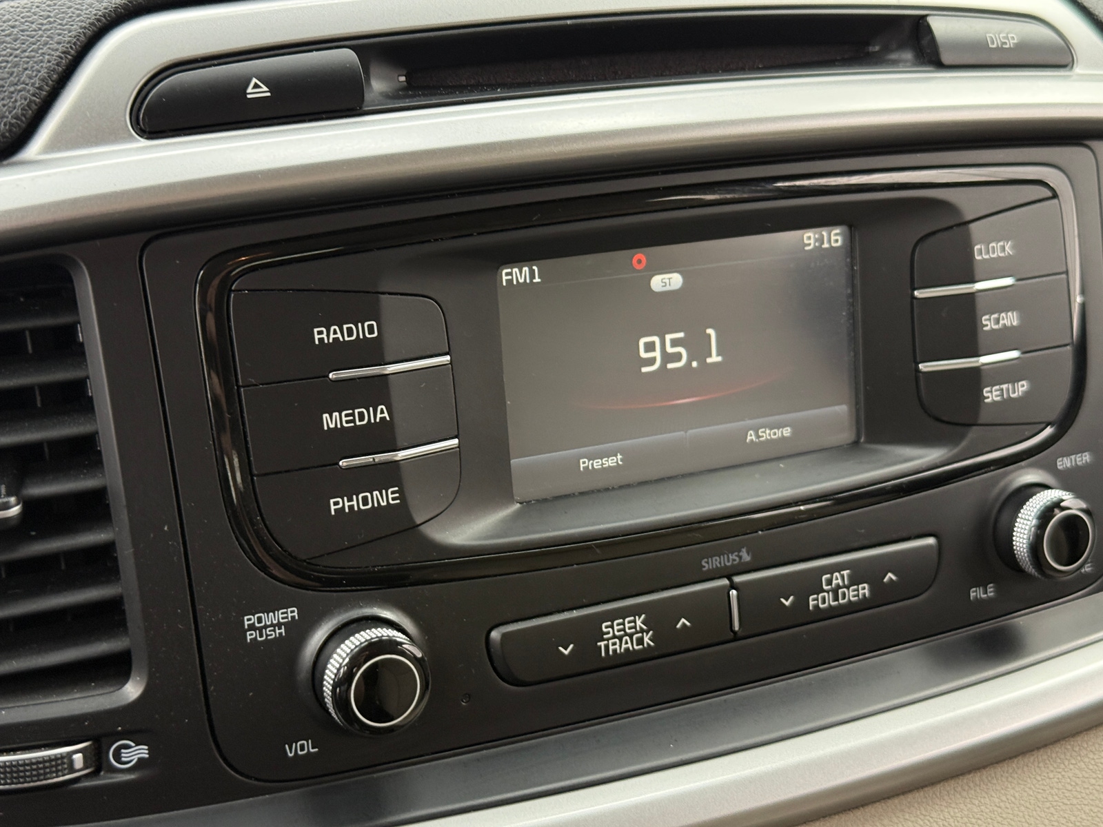 Thumbnail: 2017 Kia Sorento - 4