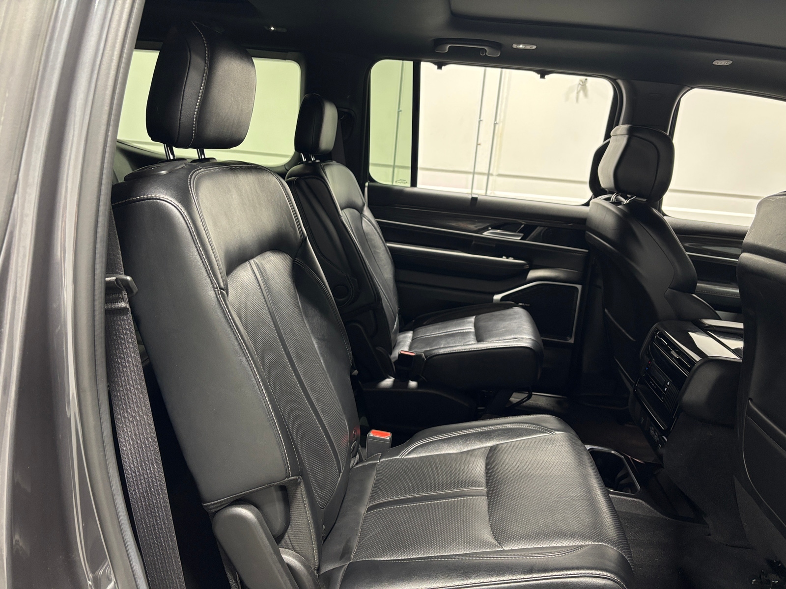 Thumbnail: 2022 Jeep Wagoneer - 5