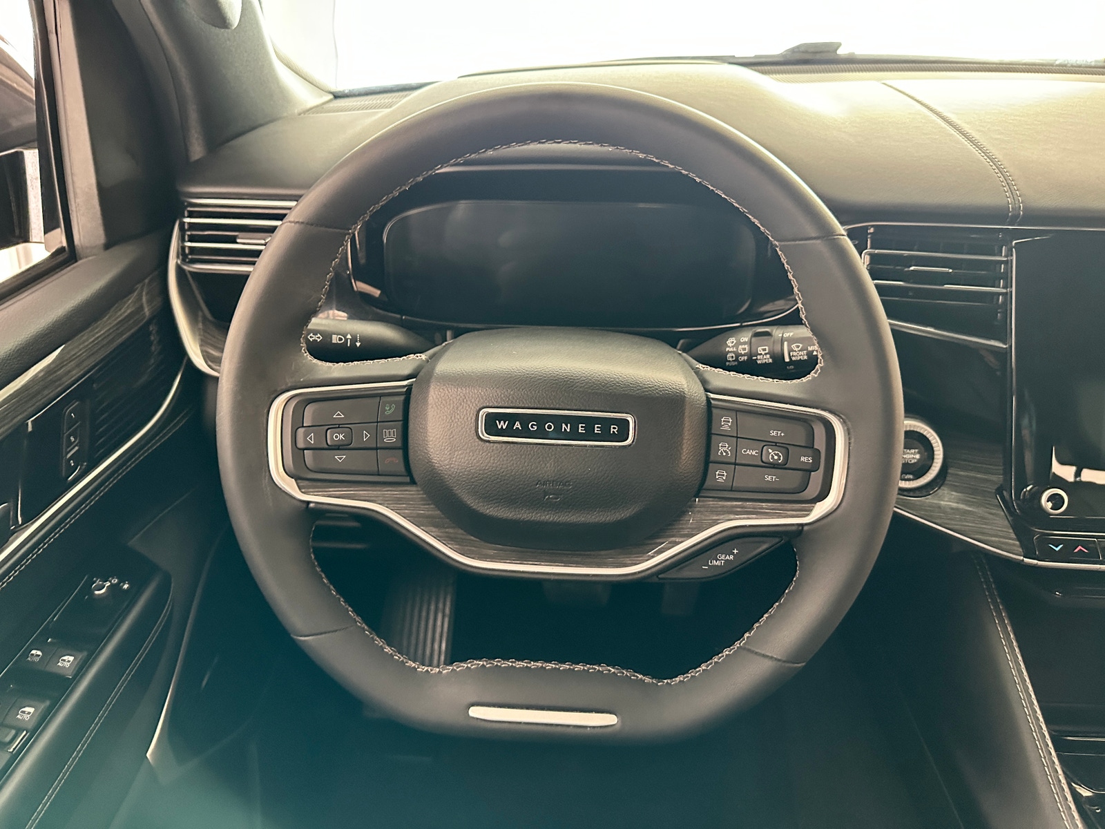 Thumbnail: 2022 Jeep Wagoneer - 4