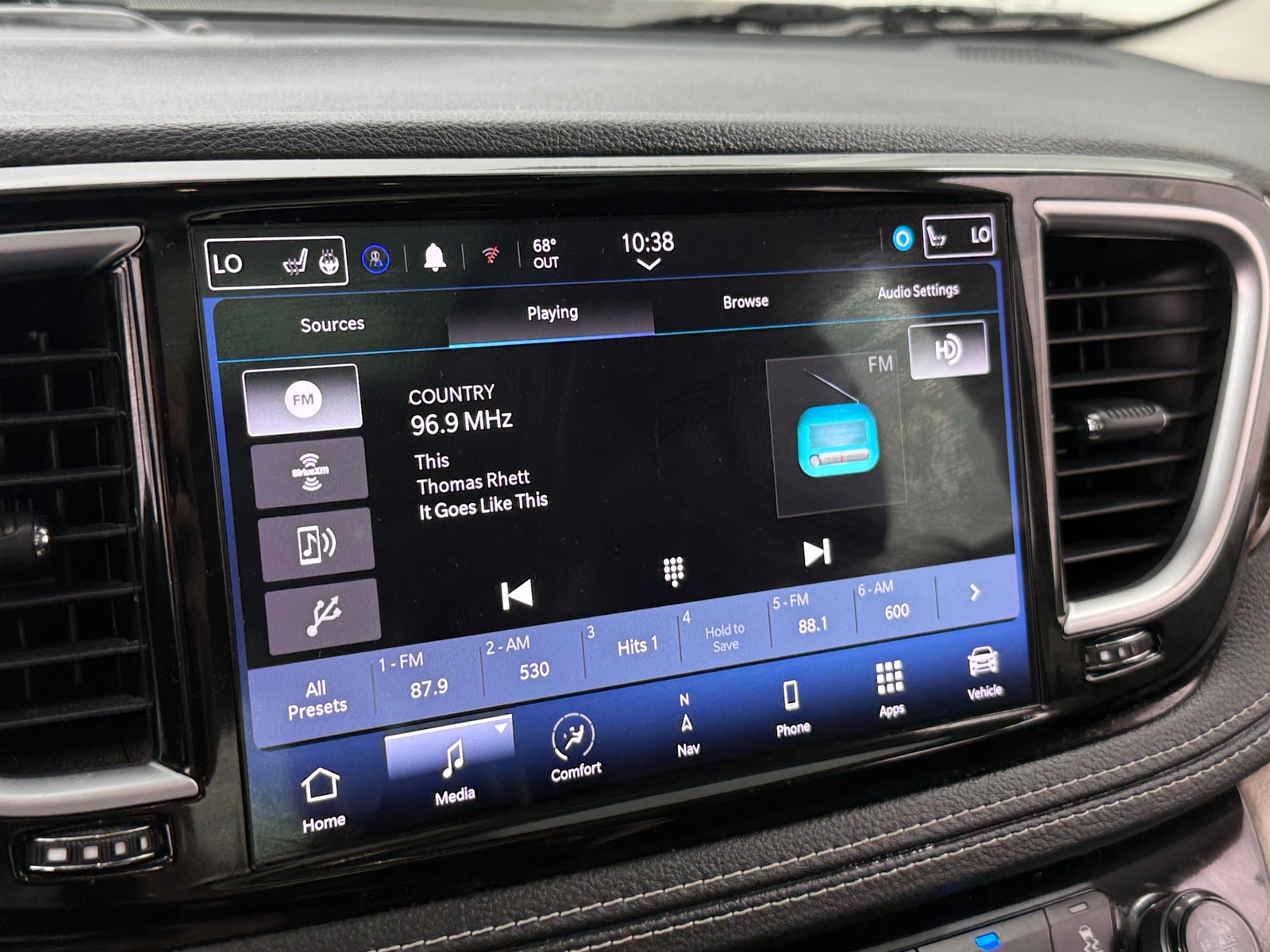 Thumbnail: 2022 Chrysler Pacifica - 3