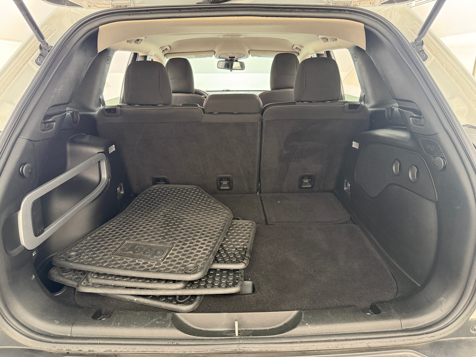 Thumbnail: 2017 Jeep Cherokee - 7