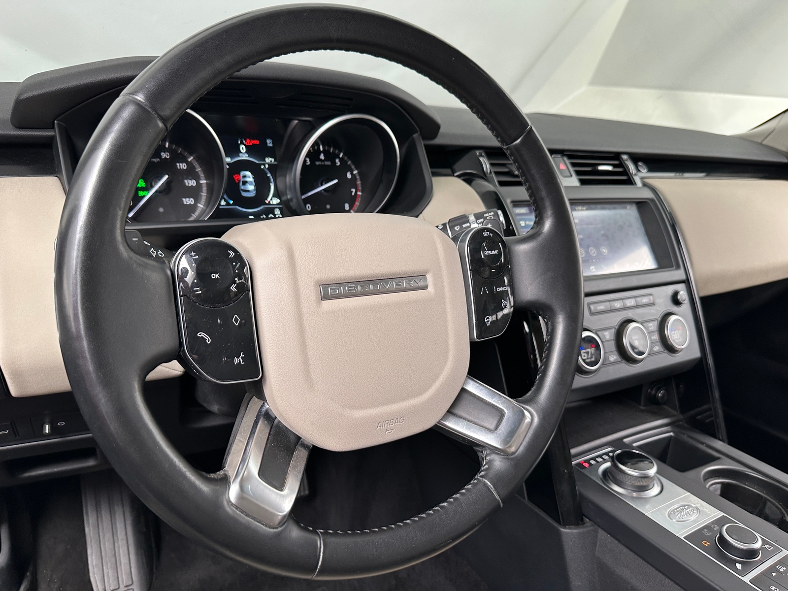 Thumbnail: 2020 Land Rover Discovery - 4