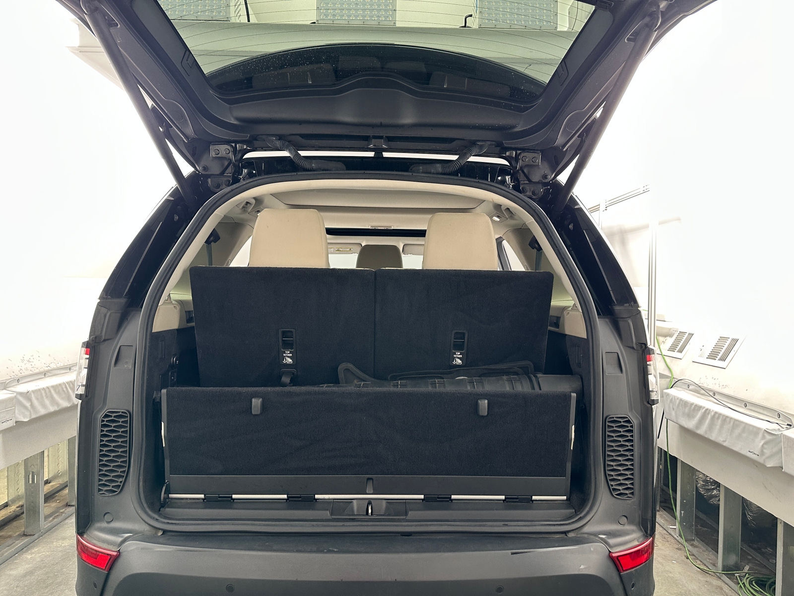 Thumbnail: 2020 Land Rover Discovery - 6