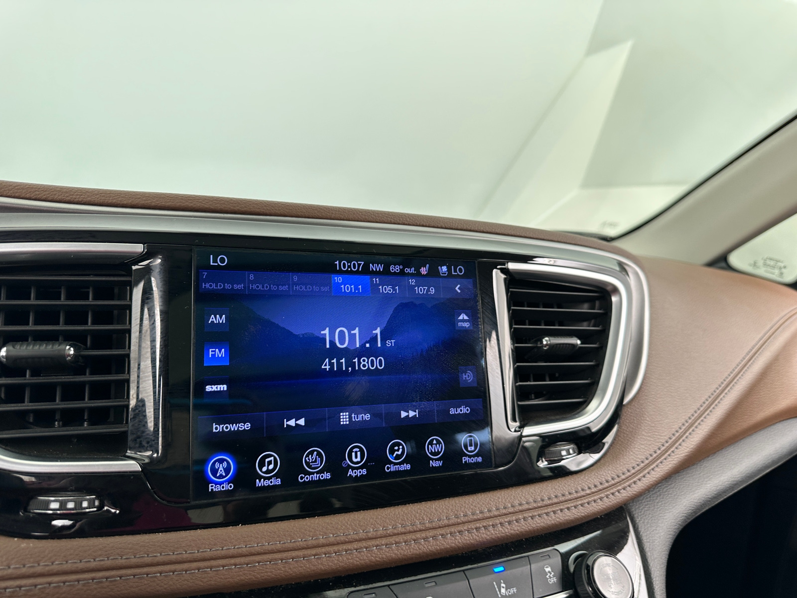 Thumbnail: 2017 Chrysler Pacifica - 3