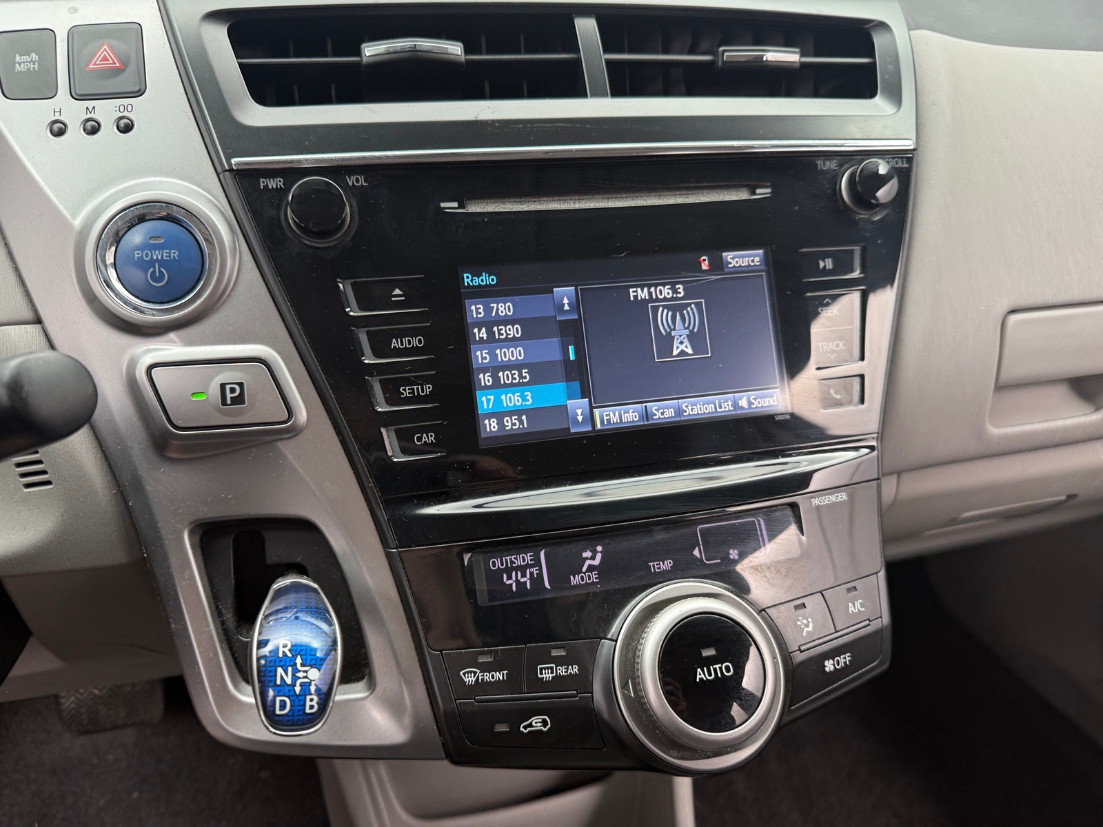 Thumbnail: 2016 Toyota Prius v - 4