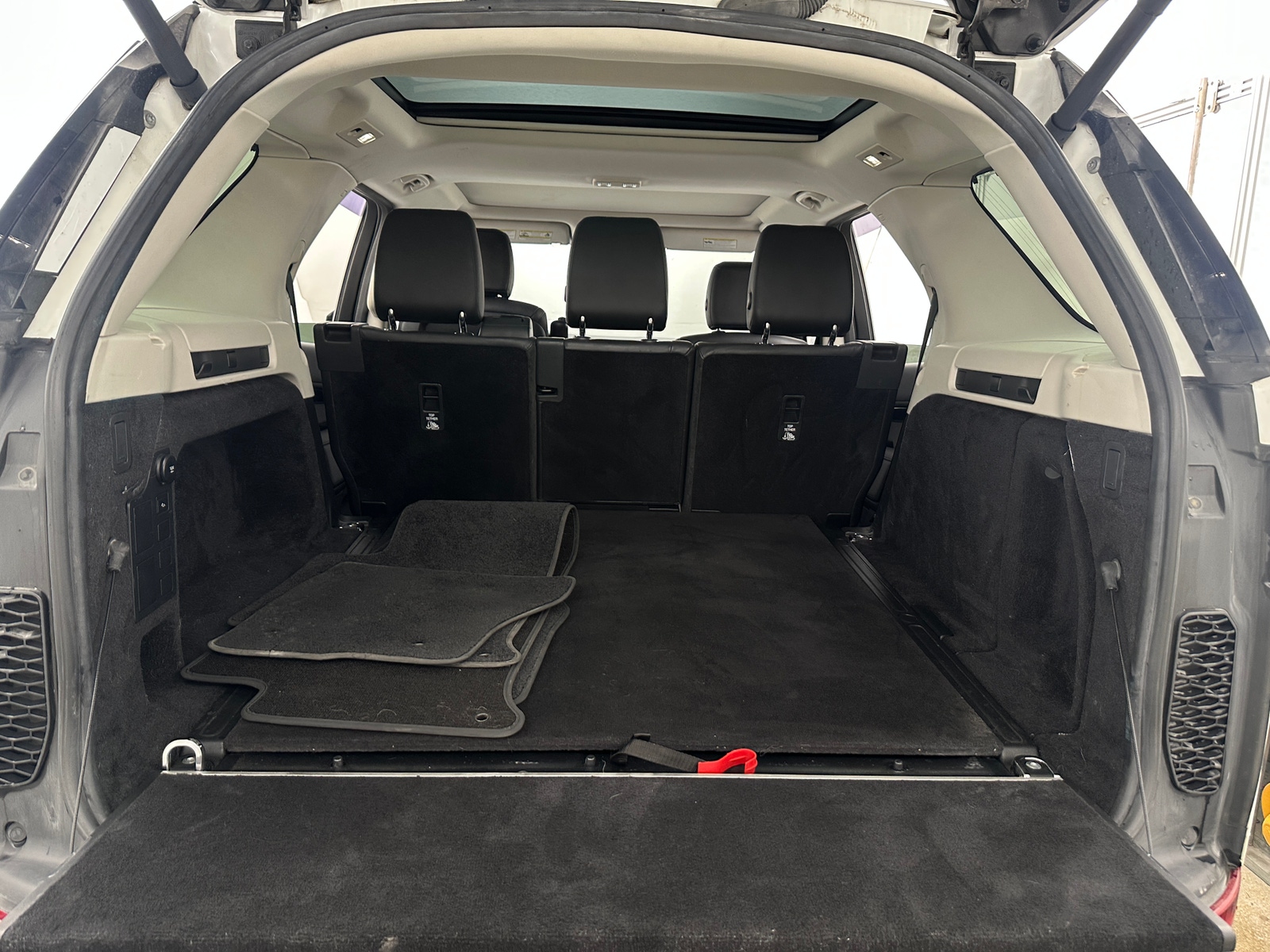 Thumbnail: 2019 Land Rover Discovery - 6