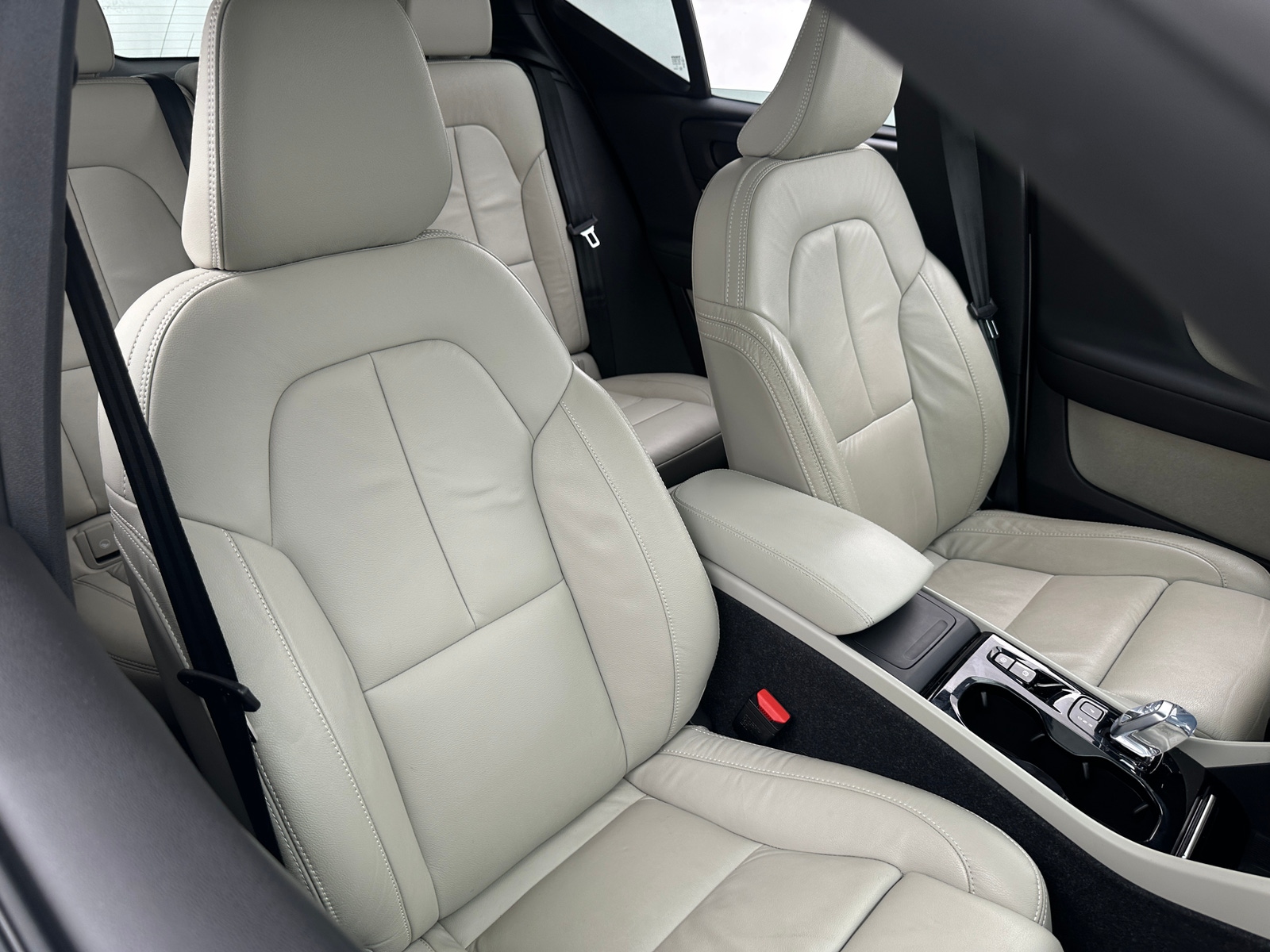 Thumbnail: 2023 Volvo XC40 - 2