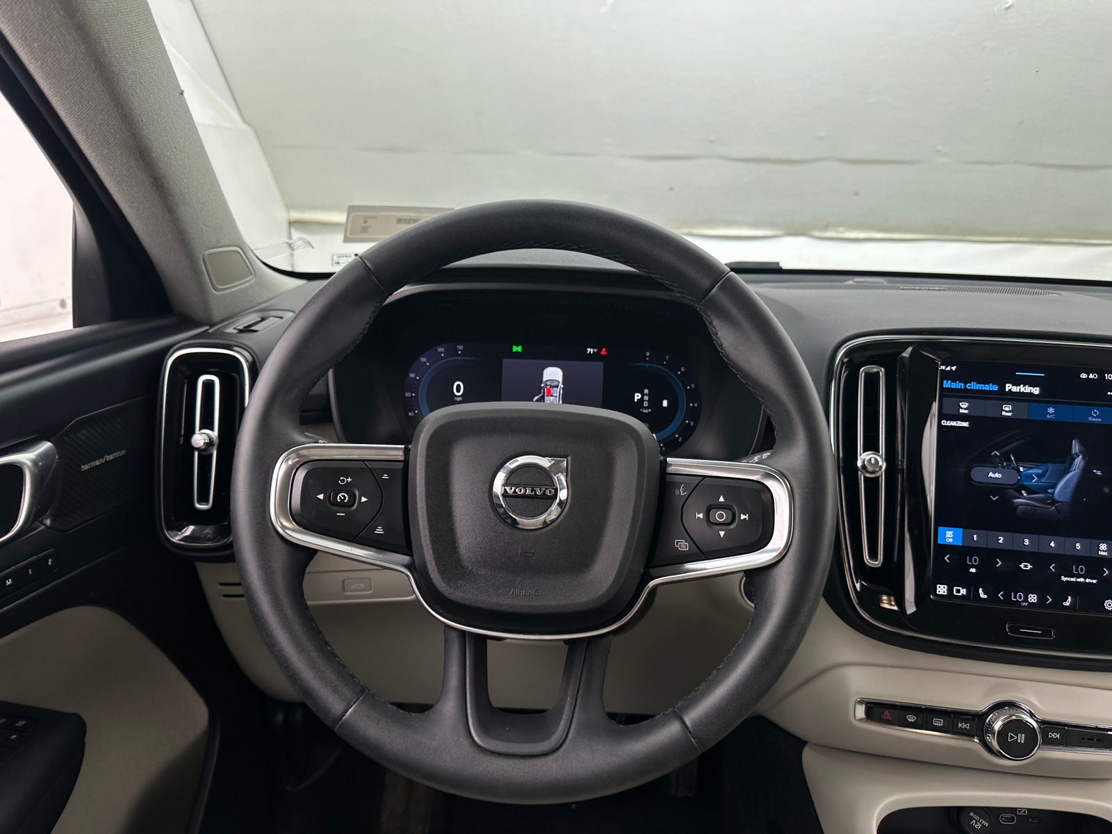 Thumbnail: 2023 Volvo XC40 - 5