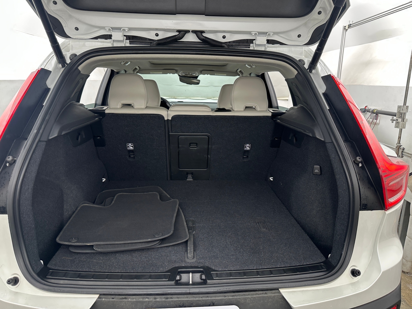 Thumbnail: 2023 Volvo XC40 - 7