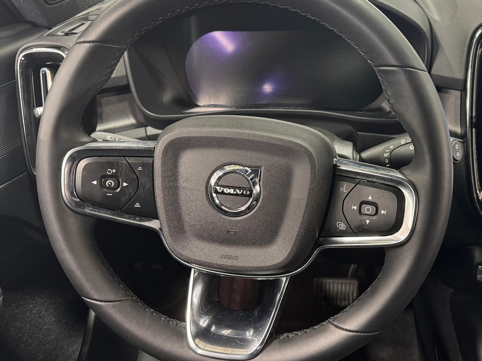 Thumbnail: 2023 Volvo XC40 - 4