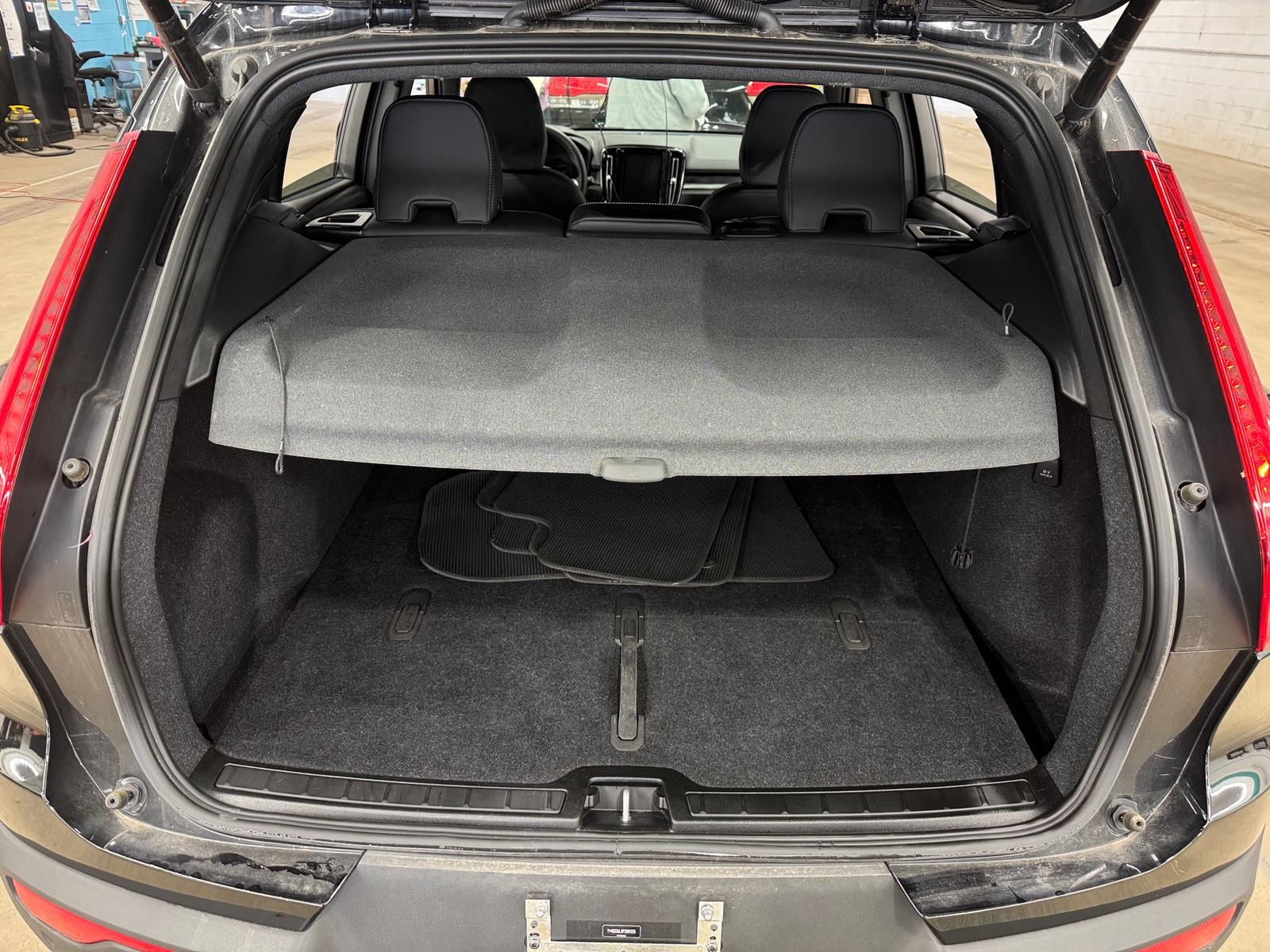 Thumbnail: 2023 Volvo XC40 - 6