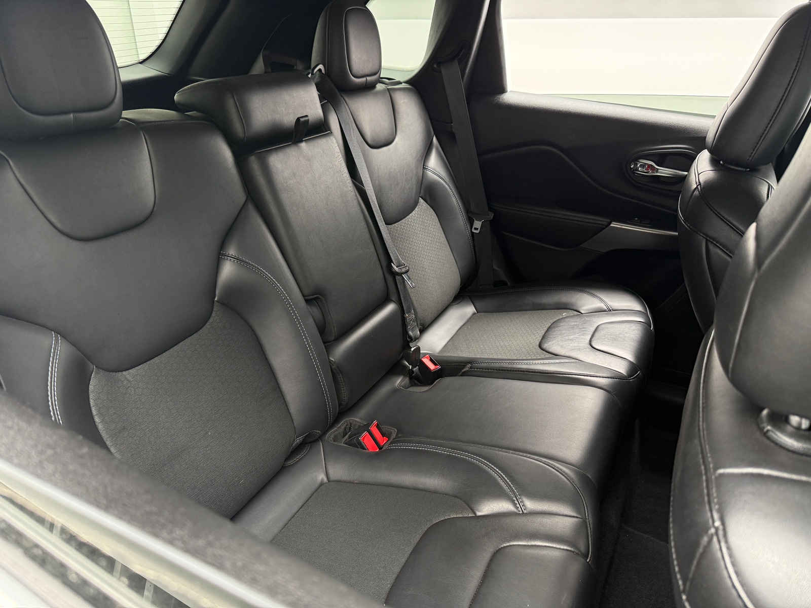 Thumbnail: 2019 Jeep Cherokee - 6