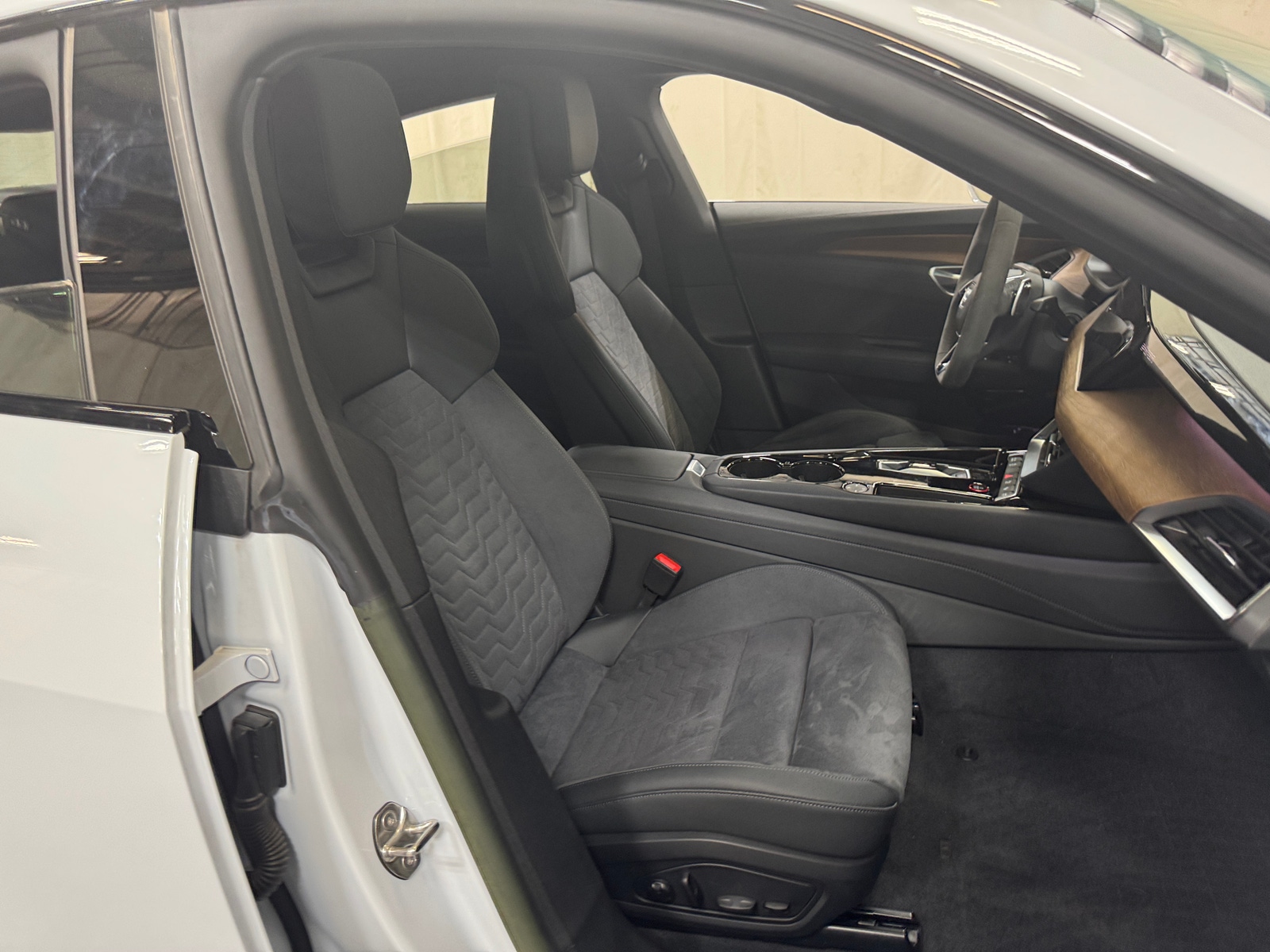 Thumbnail: 2023 Audi e-tron GT - 2