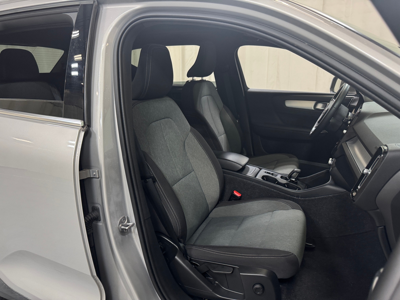 Thumbnail: 2024 Volvo XC40 - 2