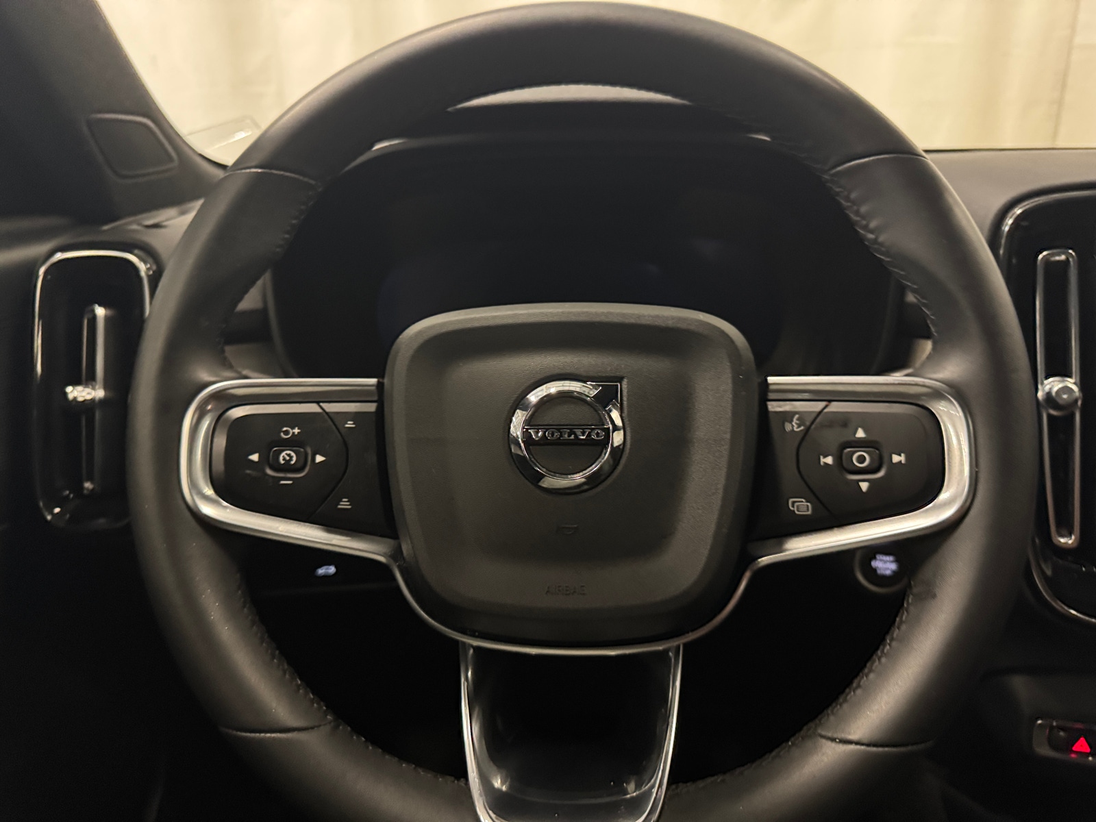 Thumbnail: 2024 Volvo XC40 - 5