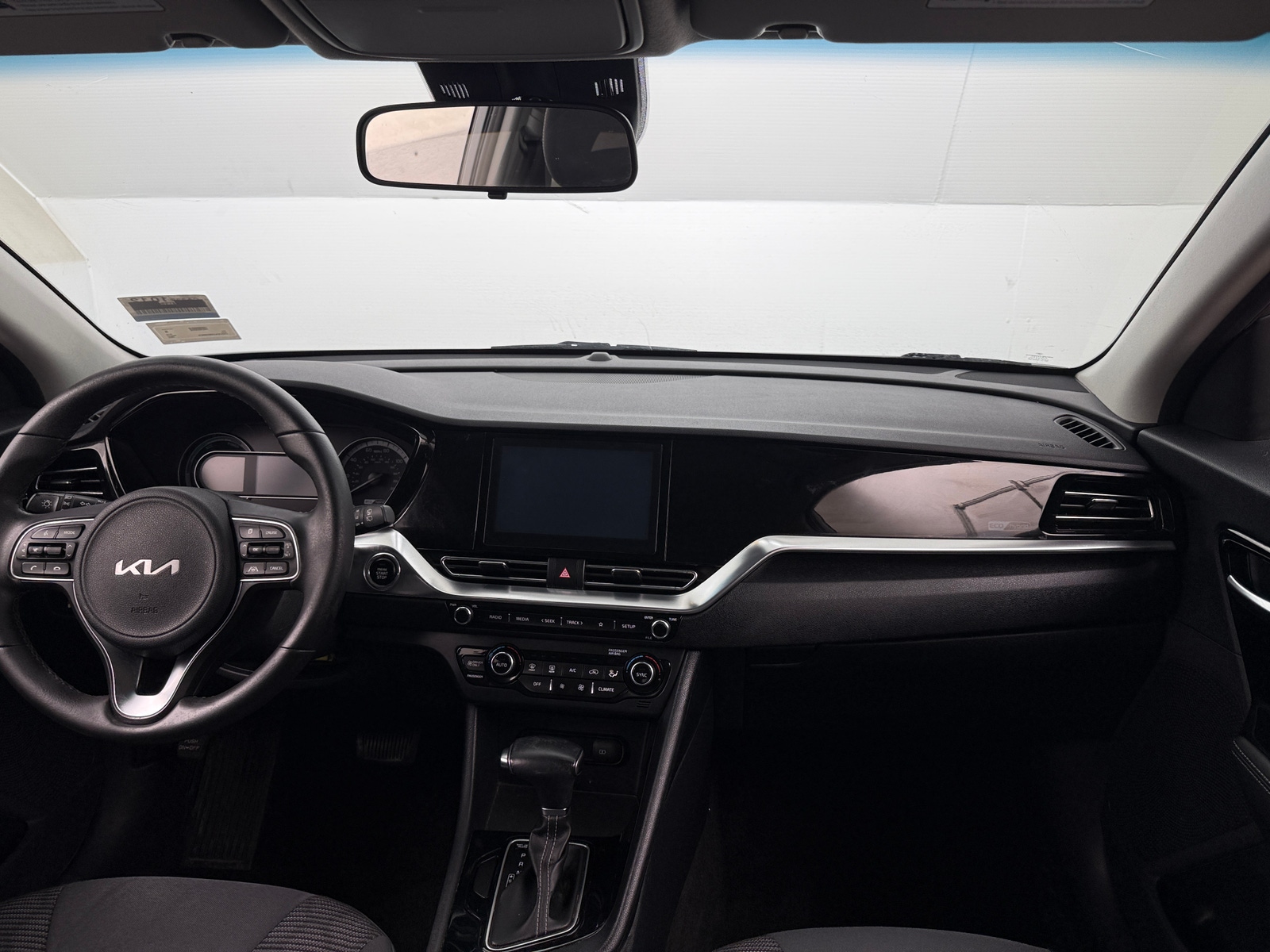 Thumbnail: 2022 Kia Niro - 3