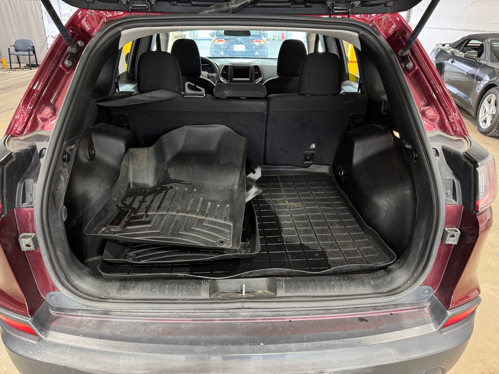 Thumbnail: 2019 Jeep Cherokee - 7