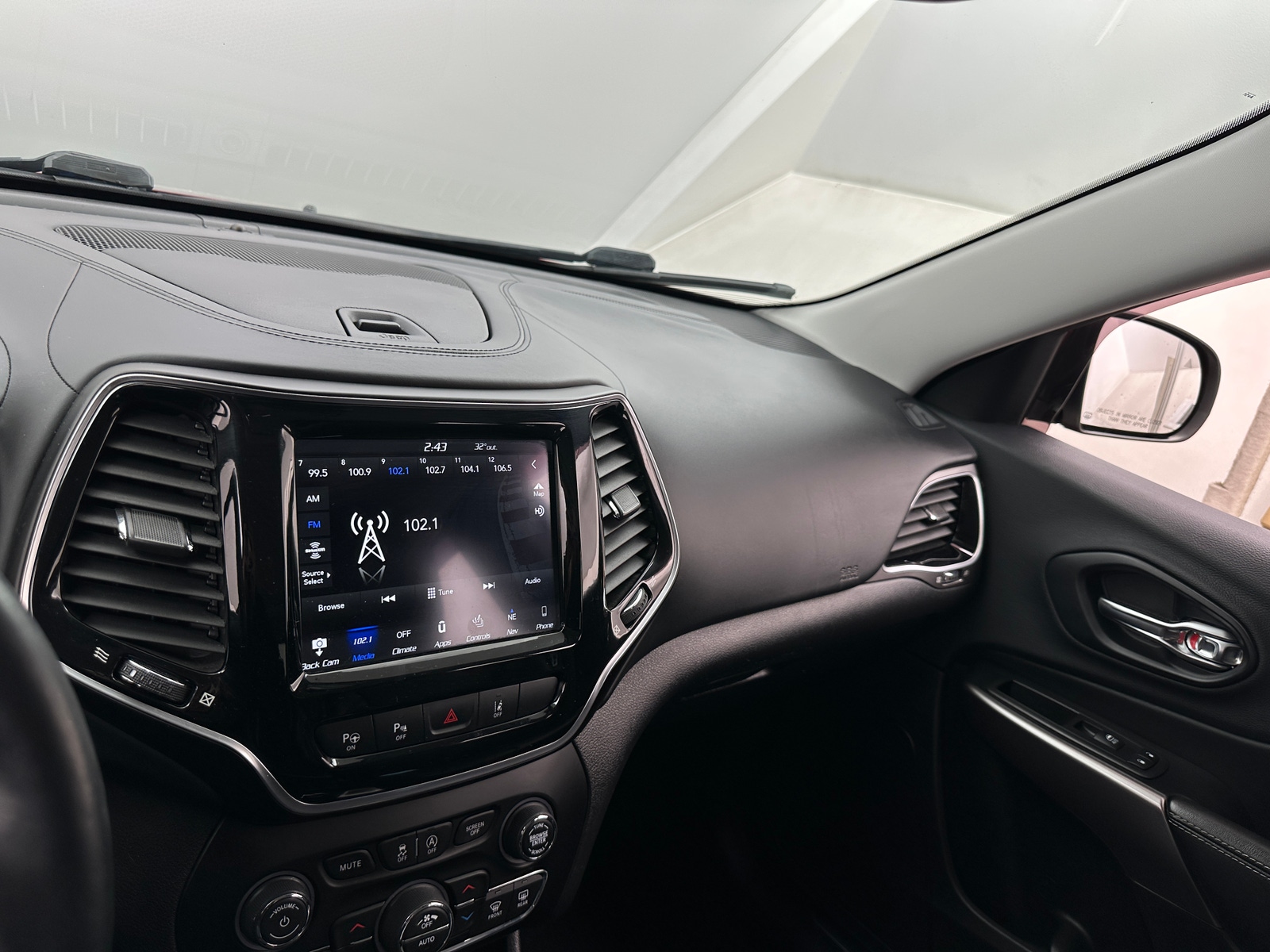 Thumbnail: 2019 Jeep Cherokee - 3