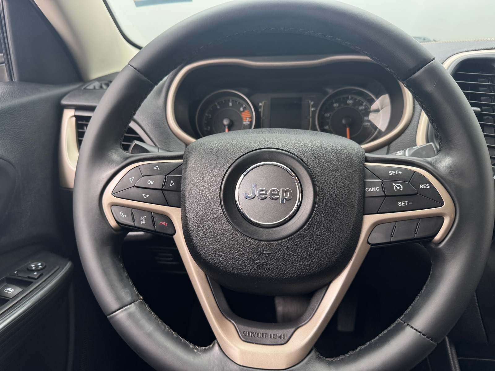 Thumbnail: 2016 Jeep Cherokee - 5