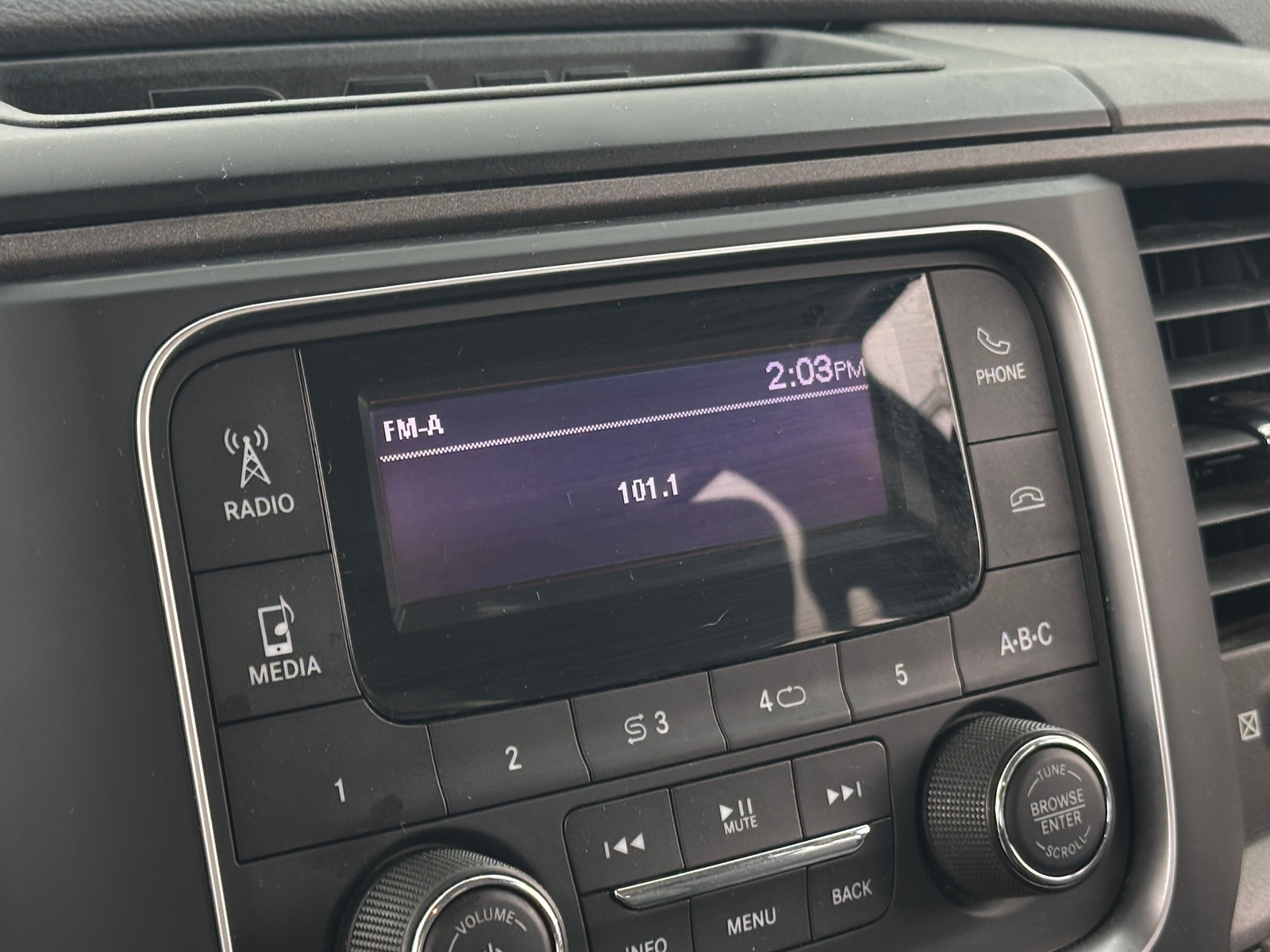 Thumbnail: 2019 RAM 1500 Classic - 3