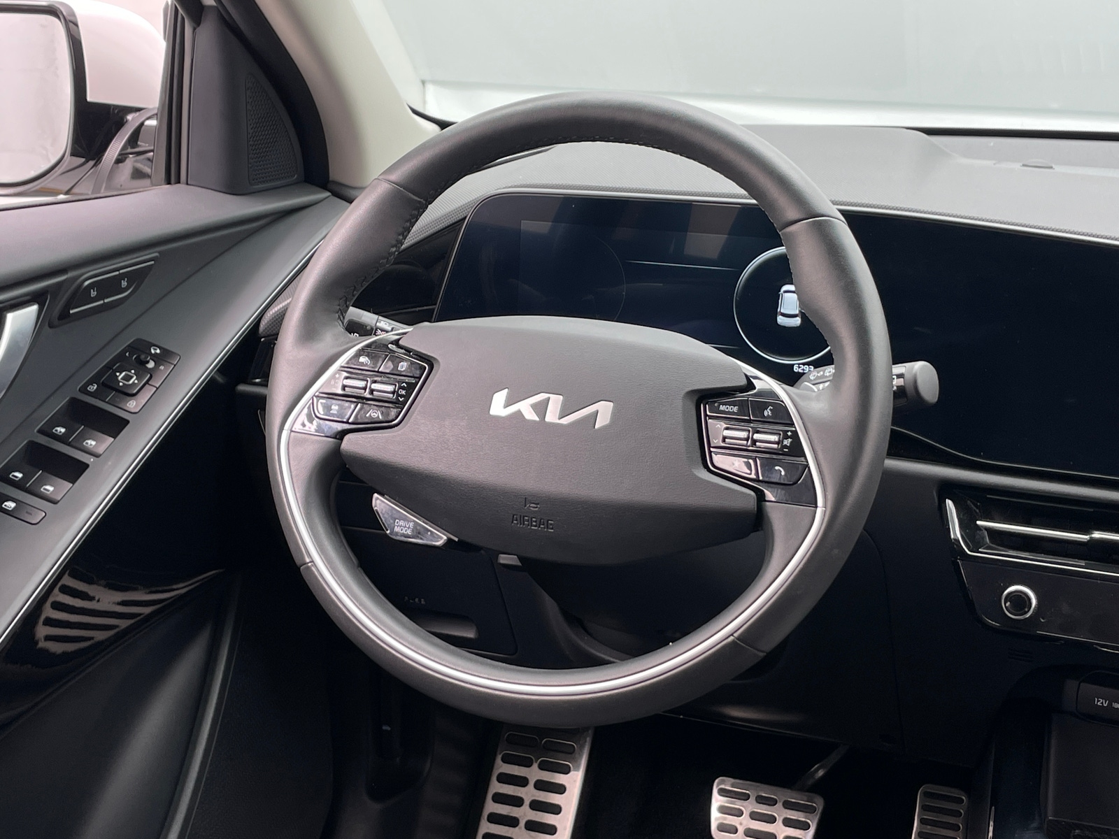 Thumbnail: 2023 Kia Niro - 4