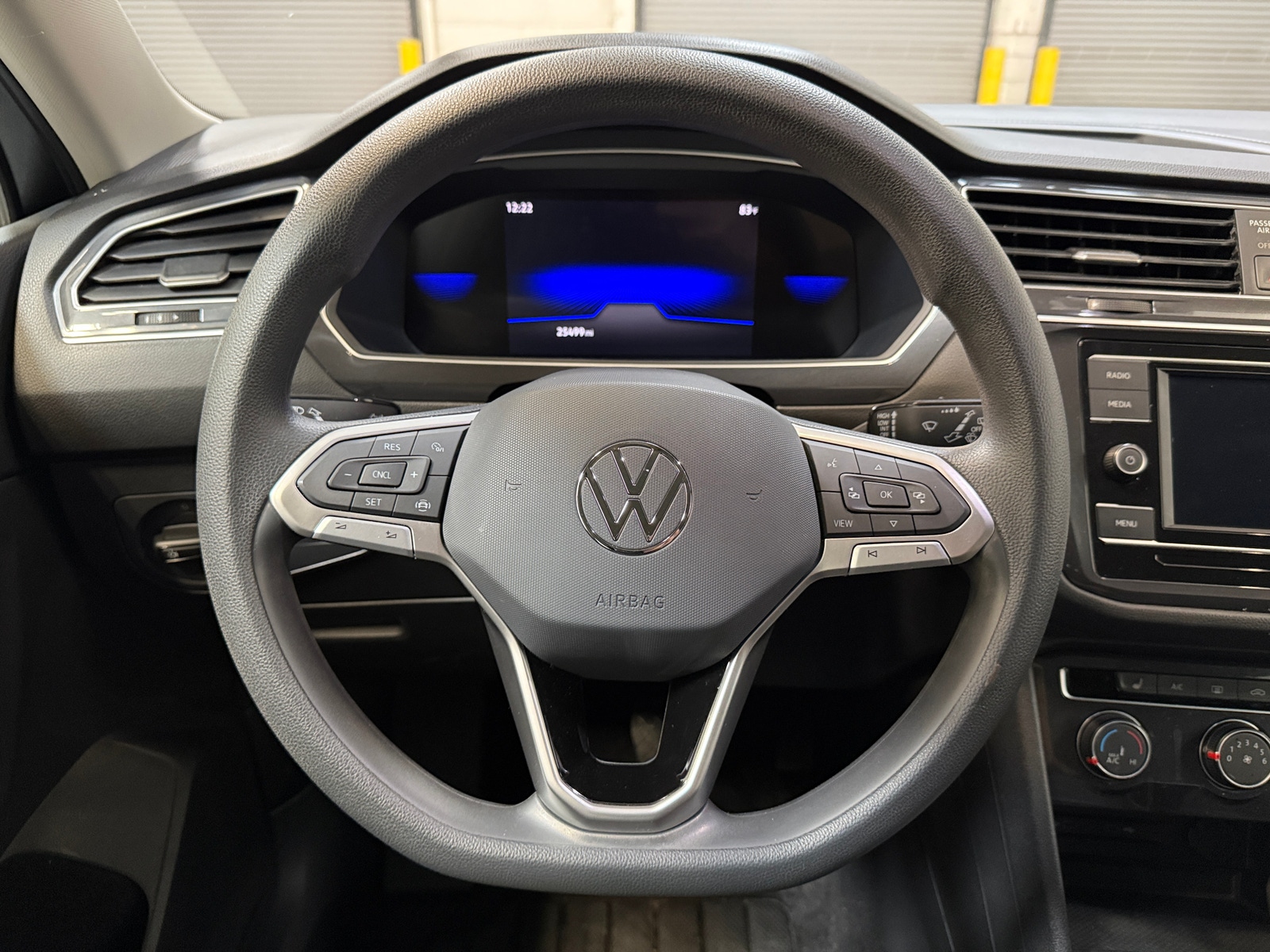 Thumbnail: 2023 Volkswagen Tiguan - 5