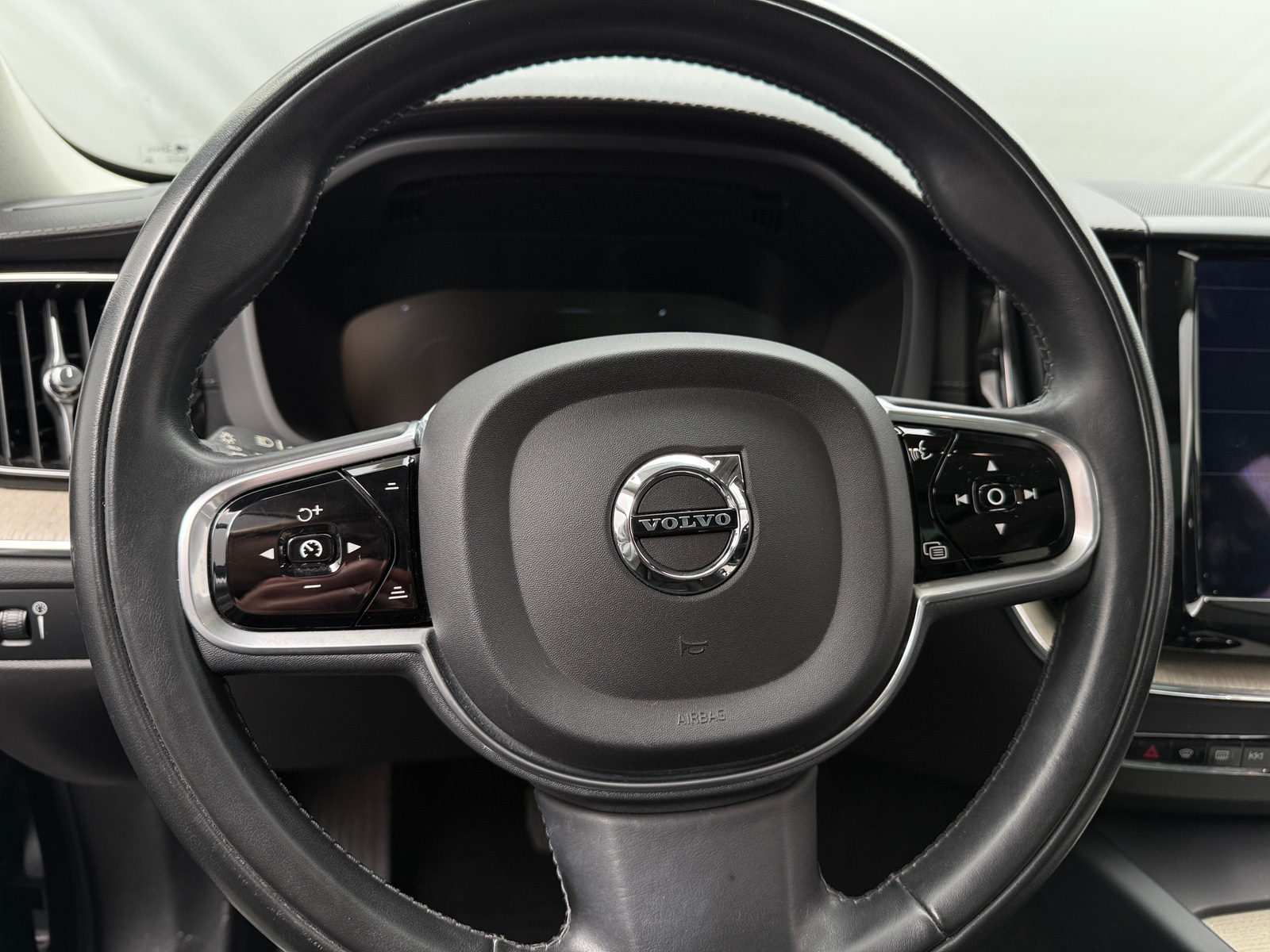 Thumbnail: 2018 Volvo XC60 - 4