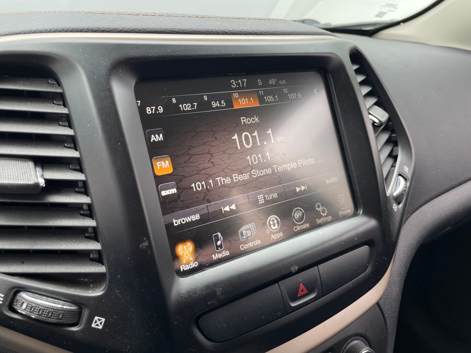 Thumbnail: 2017 Jeep Cherokee - 4