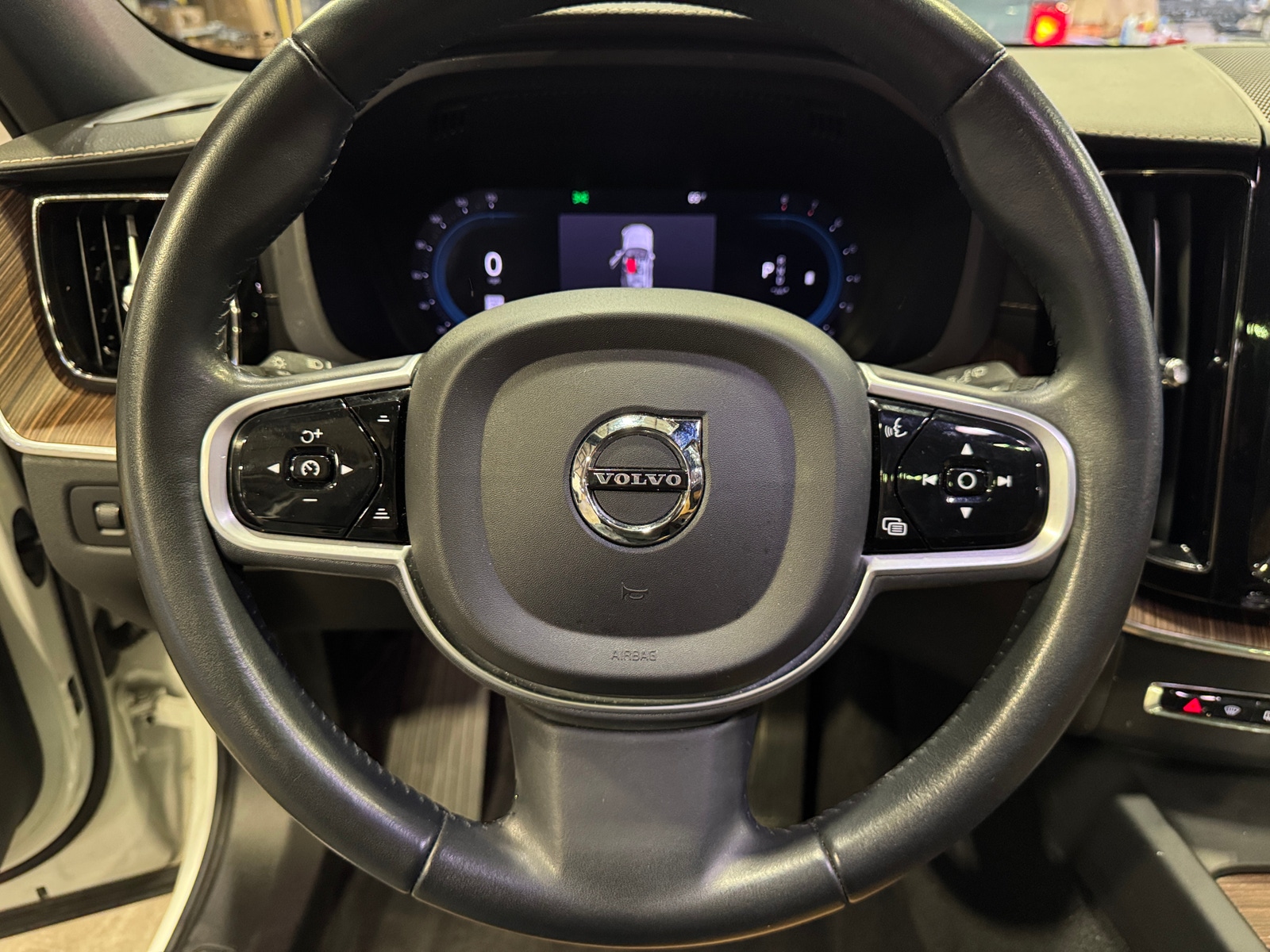 Thumbnail: 2022 Volvo XC60 - 4