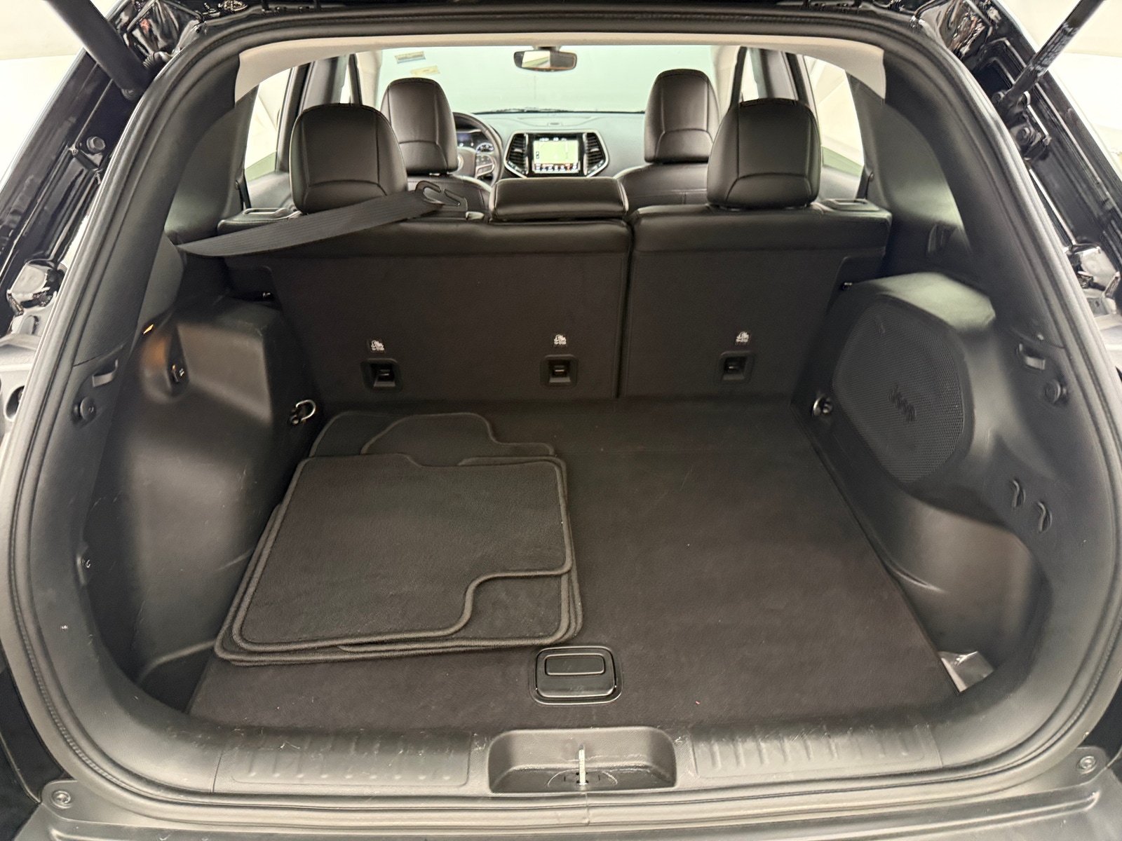 Thumbnail: 2019 Jeep Cherokee - 6