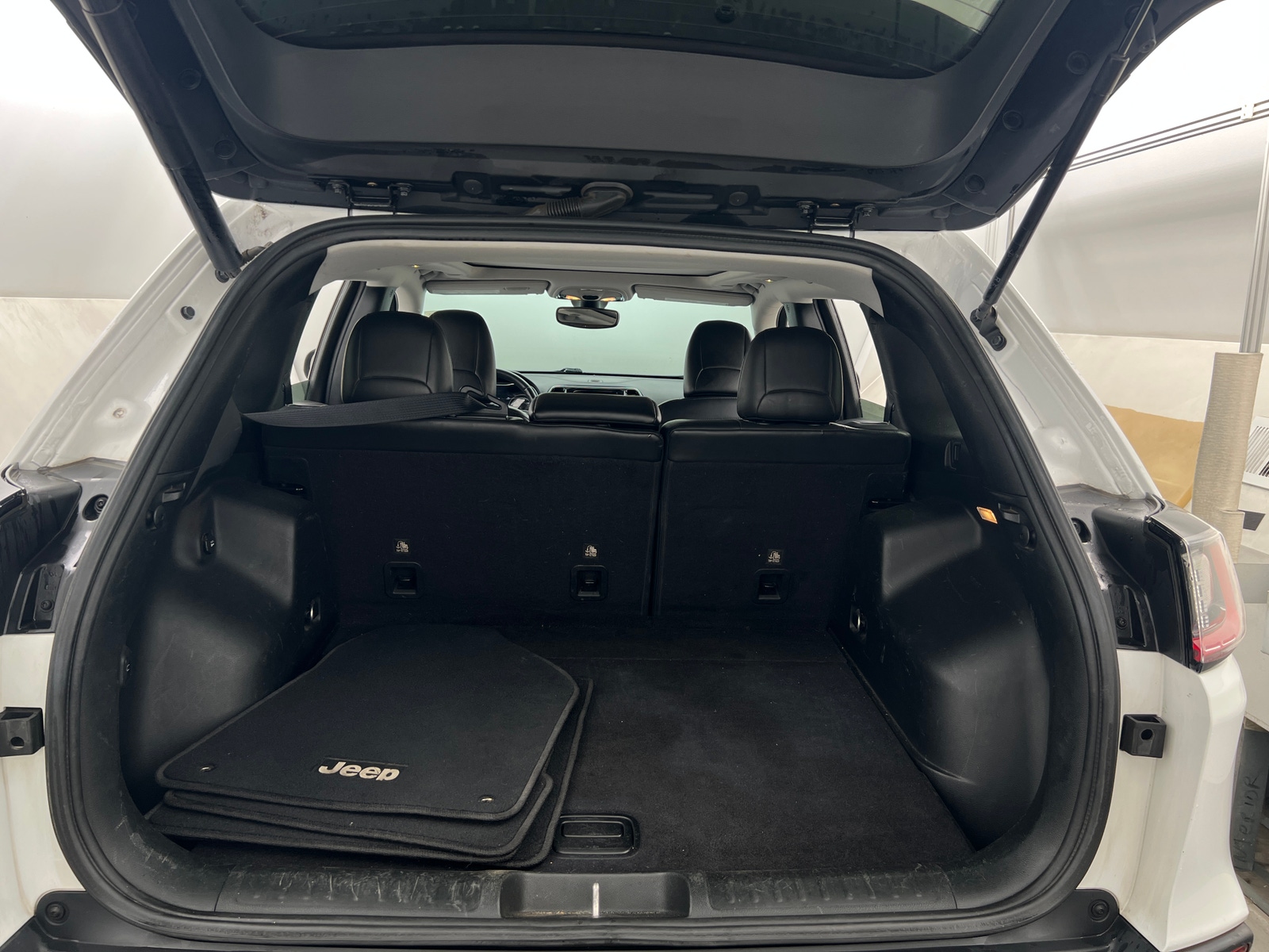 Thumbnail: 2019 Jeep Cherokee - 6