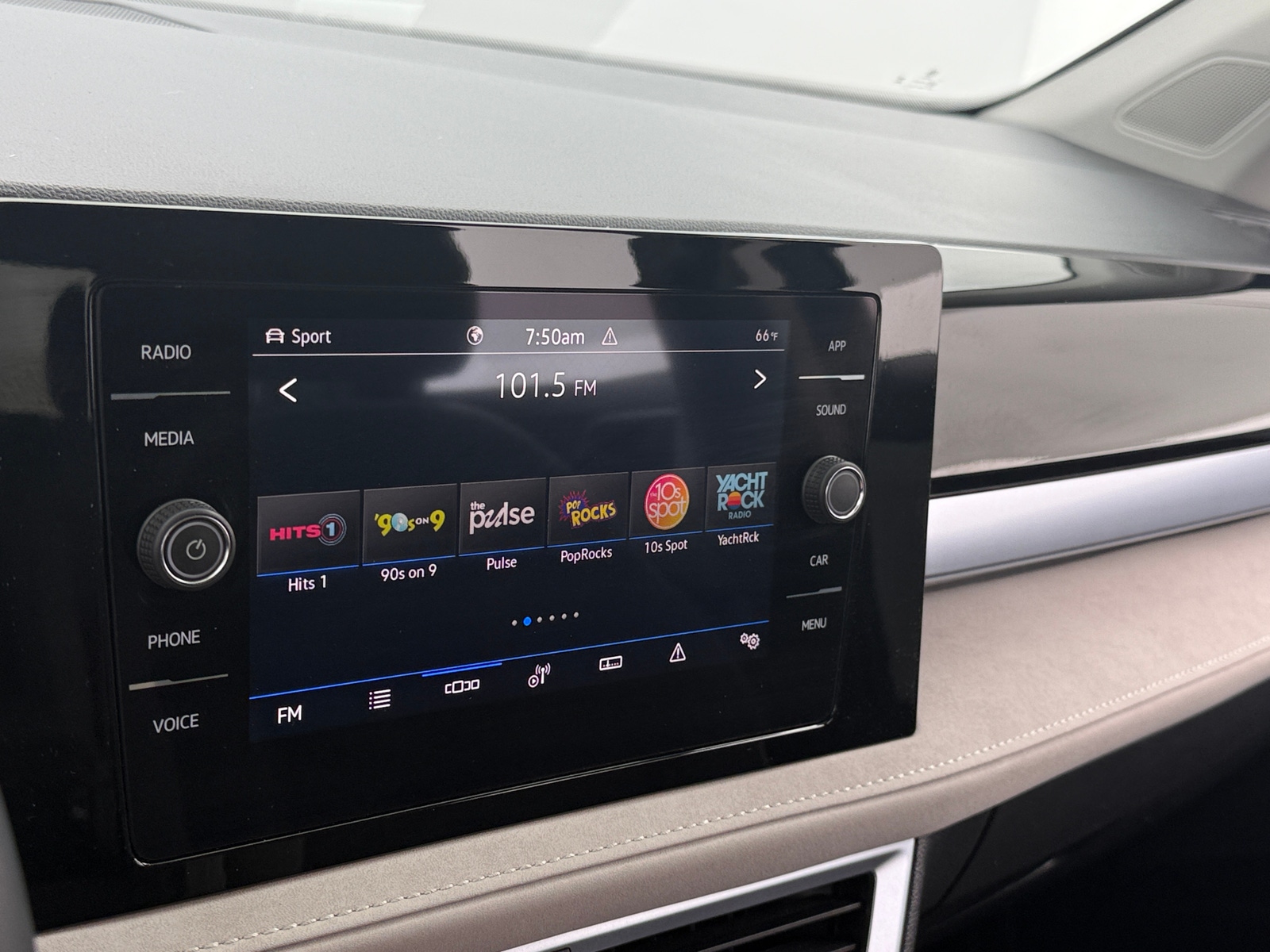 Thumbnail: 2025 Volkswagen Taos - 4