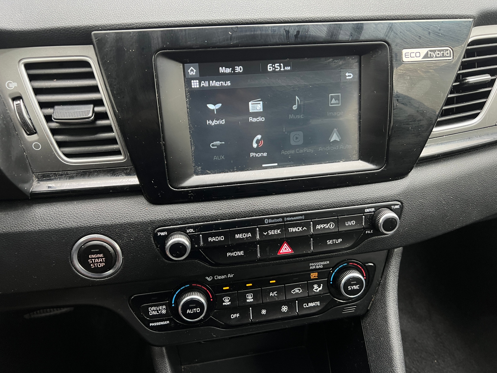 Thumbnail: 2017 Kia Niro - 3