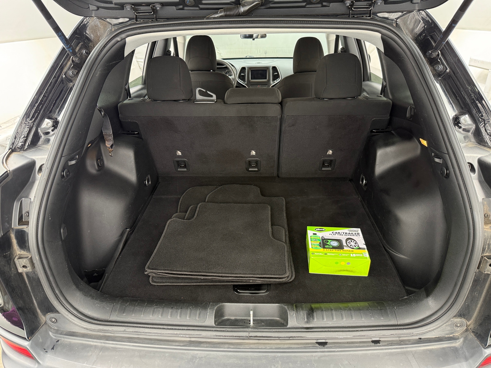 Thumbnail: 2019 Jeep Cherokee - 7