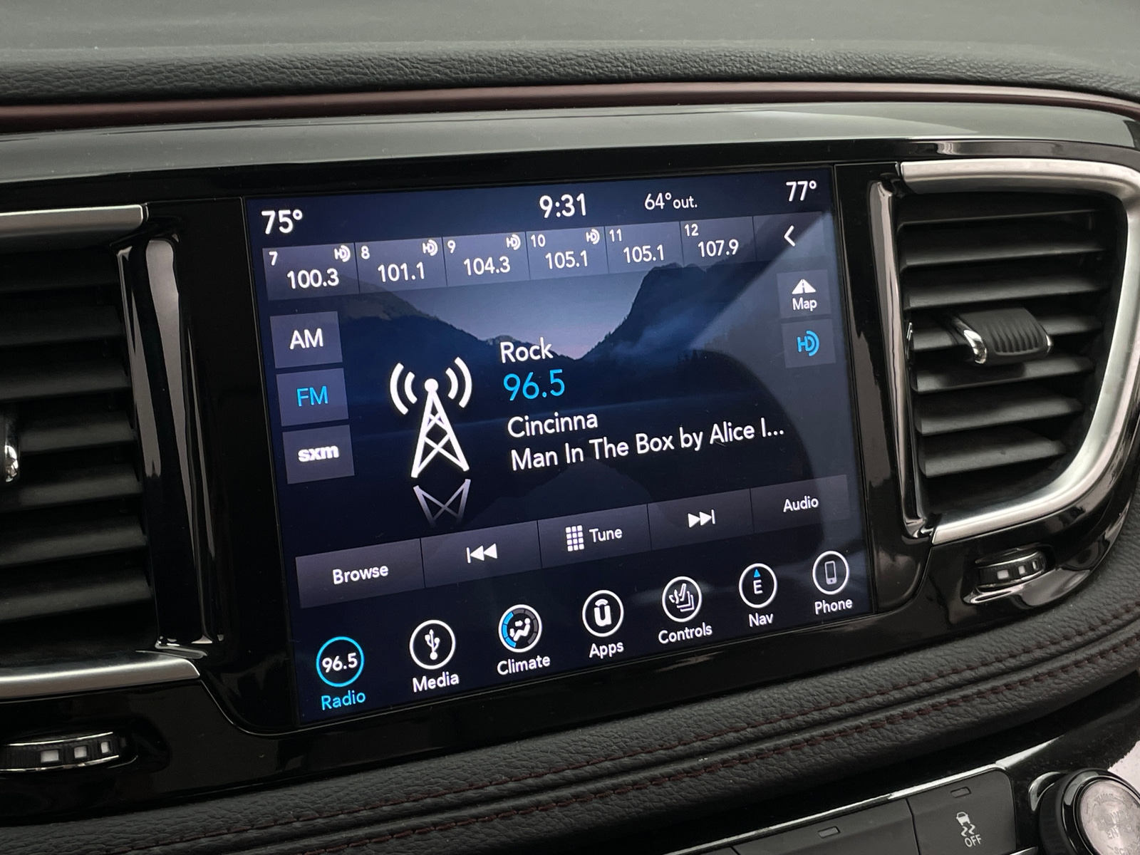 Thumbnail: 2019 Chrysler Pacifica - 3