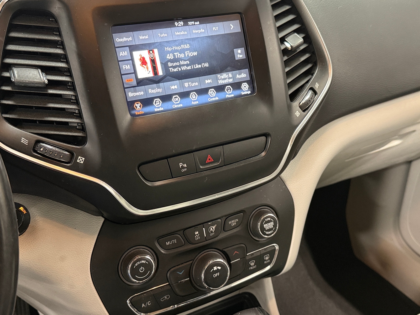 Thumbnail: 2020 Jeep Cherokee - 4