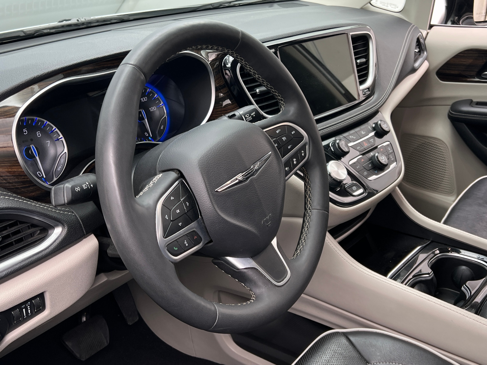 Thumbnail: 2023 Chrysler Pacifica - 4