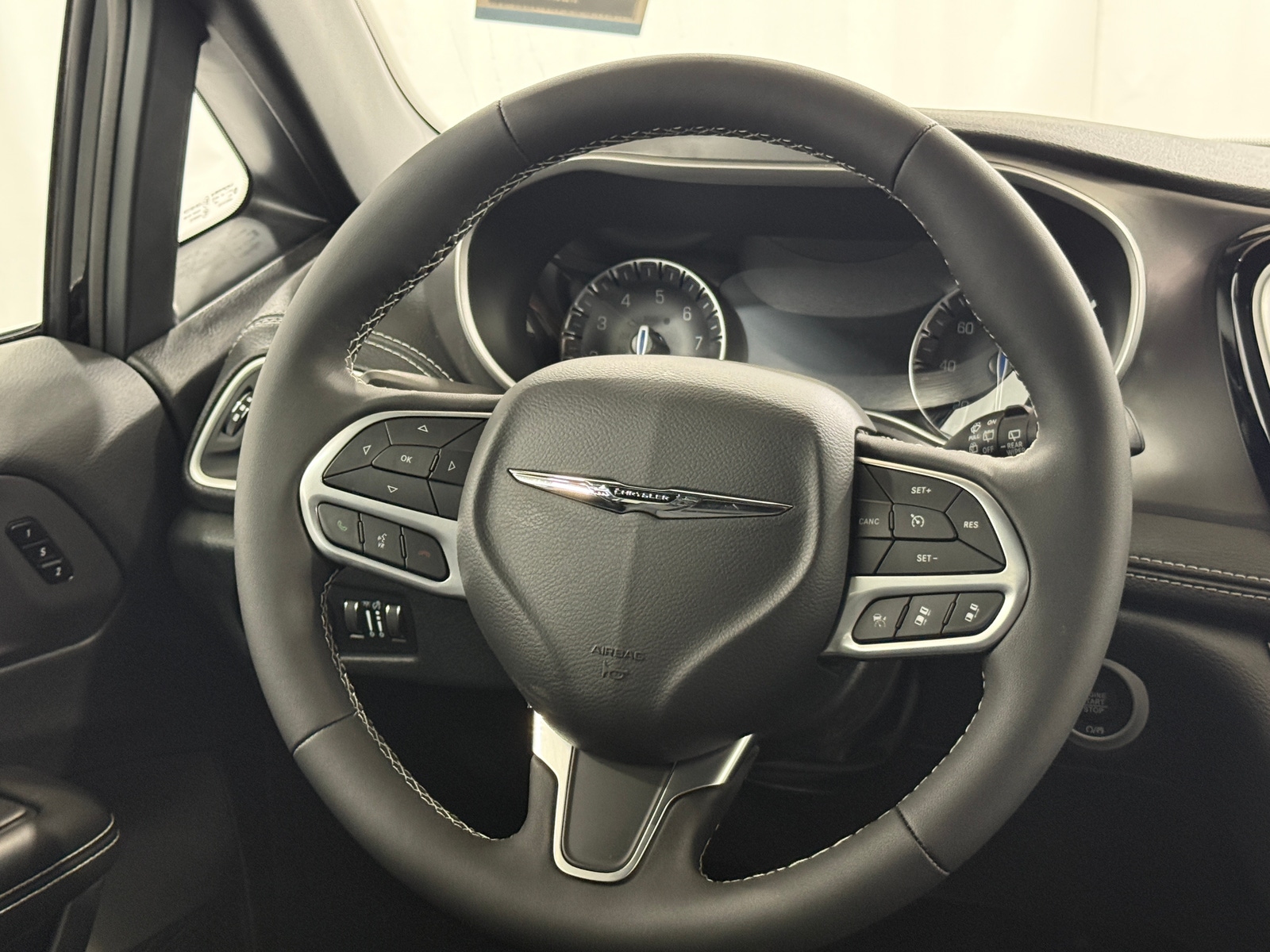 Thumbnail: 2026 Chrysler Pacifica - 4