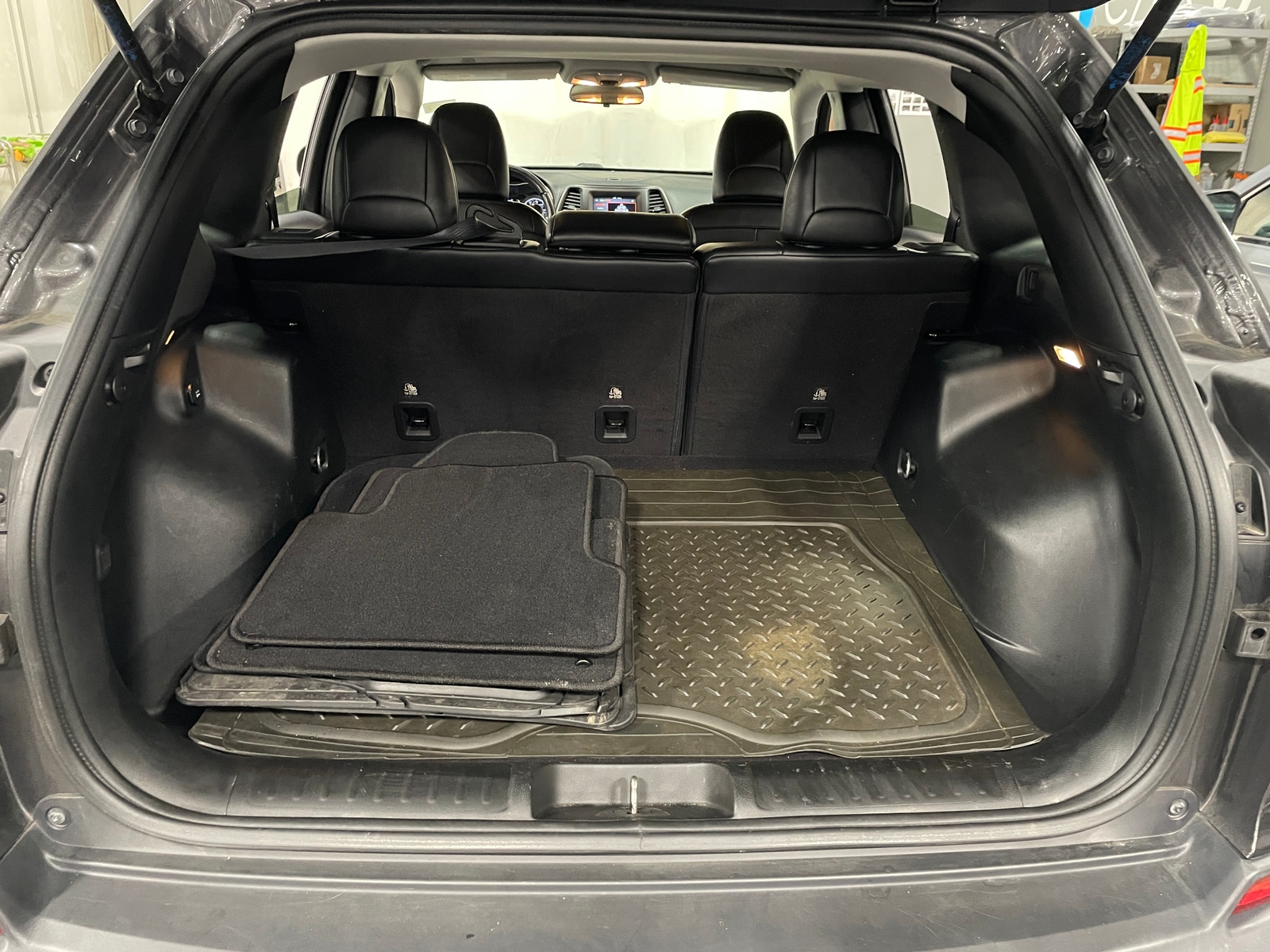 Thumbnail: 2019 Jeep Cherokee - 7