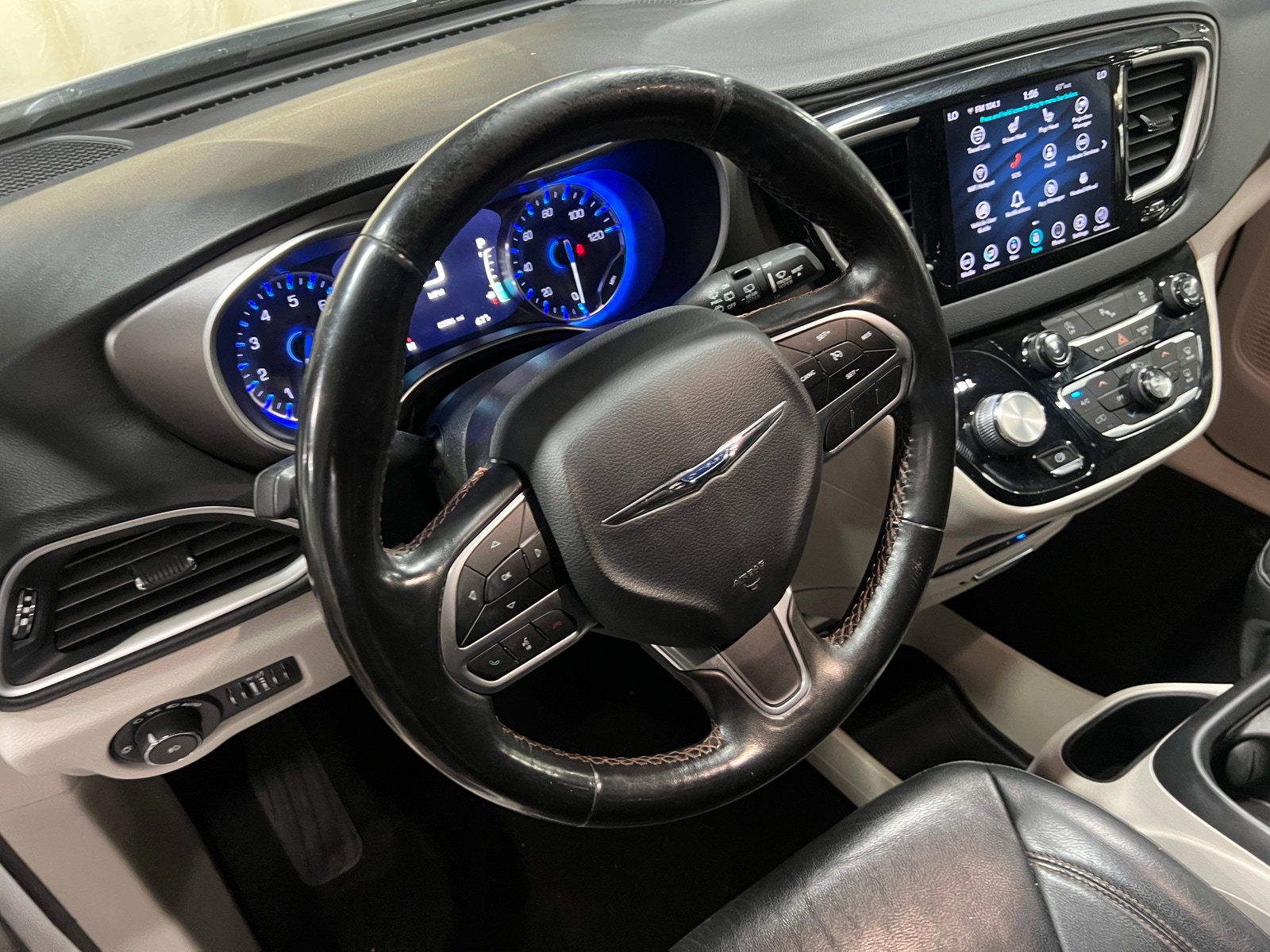 Thumbnail: 2020 Chrysler Pacifica - 4