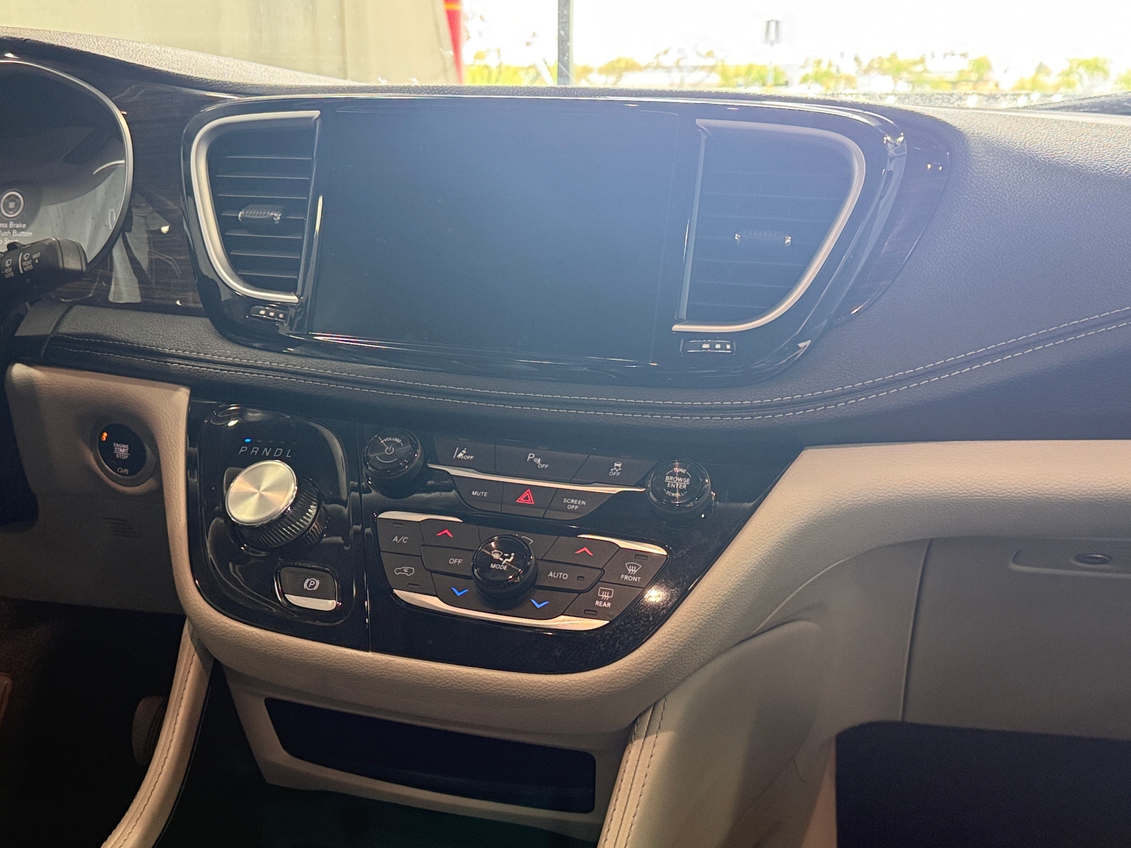 Thumbnail: 2023 Chrysler Pacifica - 3