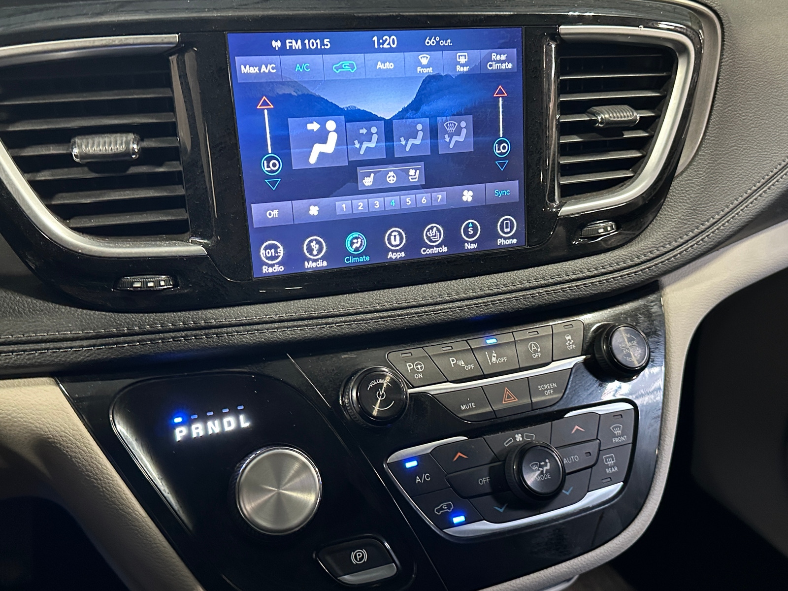 Thumbnail: 2018 Chrysler Pacifica - 3