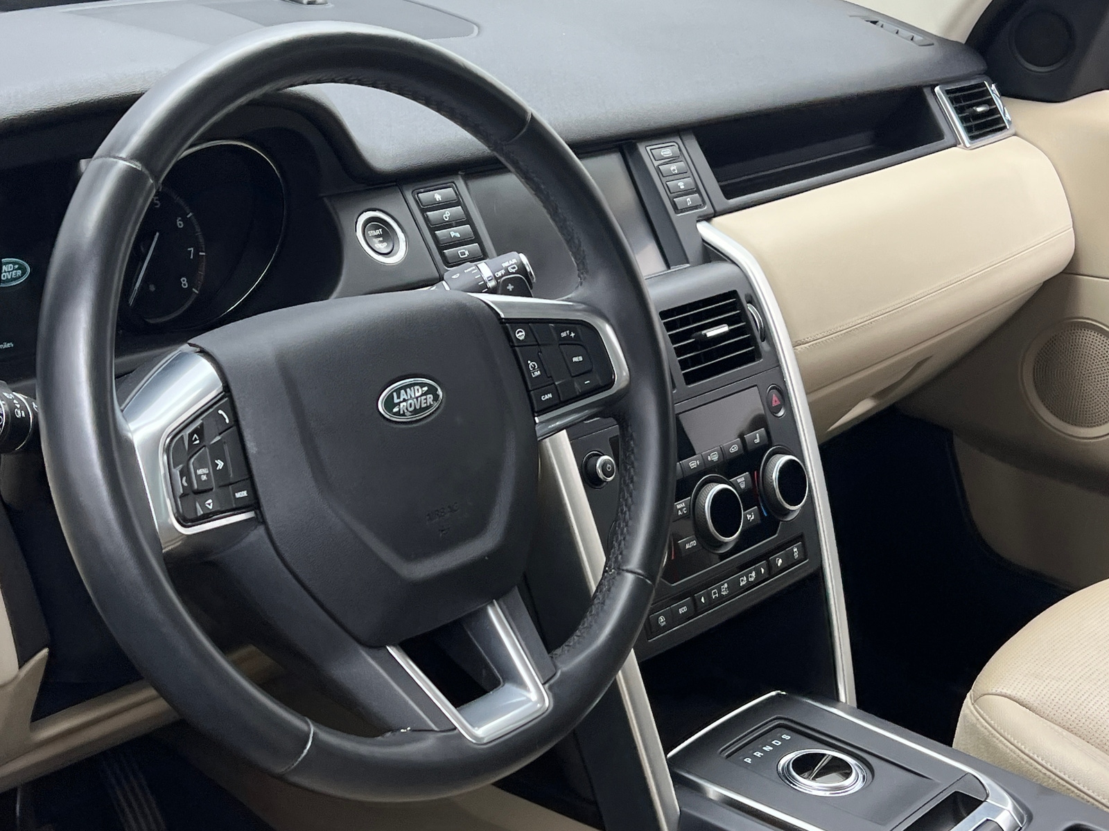 Thumbnail: 2019 Land Rover Discovery Sport - 4